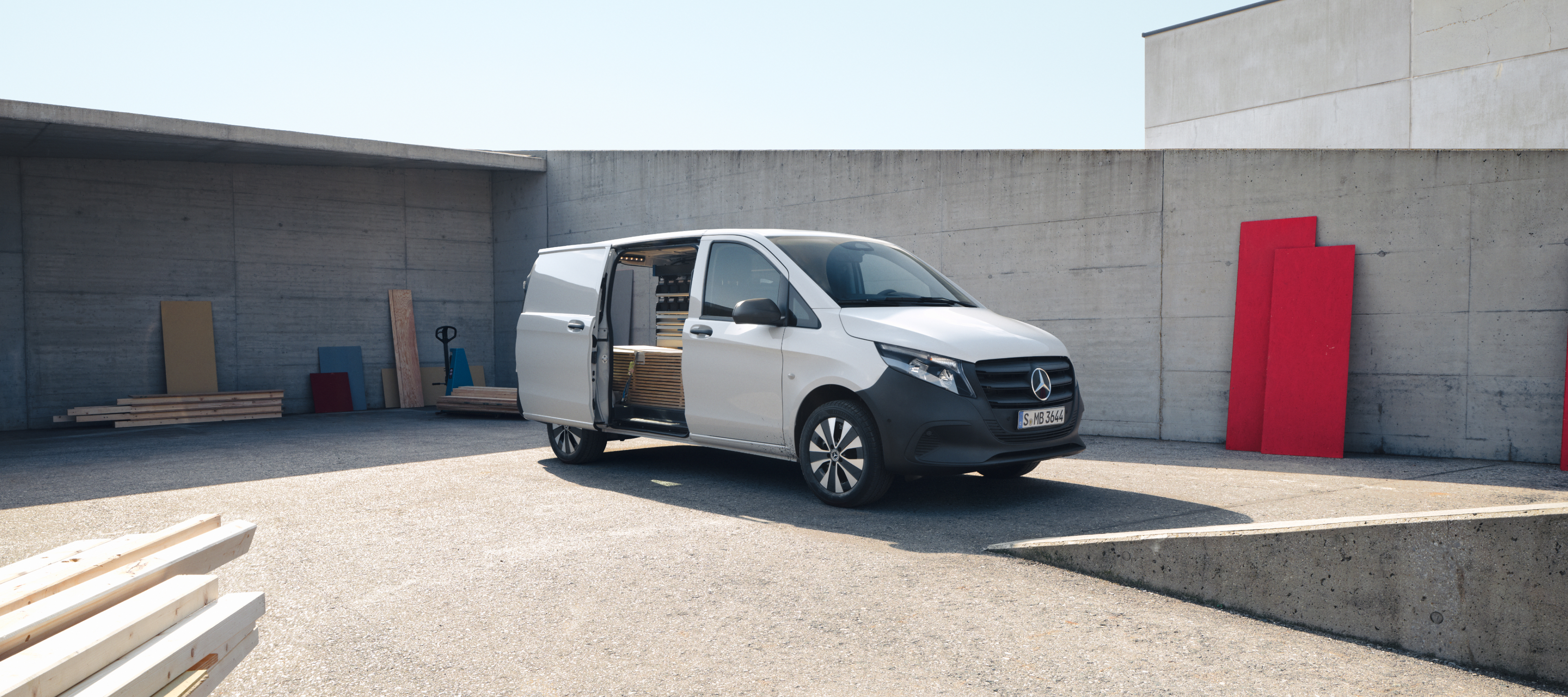 Porovnanie vozidiel | Skriňové vozidlo Vito | Mercedes-Benz Skriňové vozidlo Mercedes-Benz Vito na stavenisku.