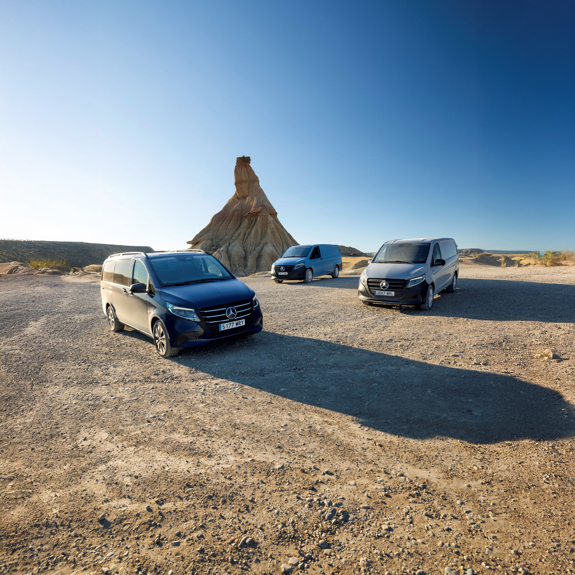 Vito | Transportéry Mercedes-Benz Mercedes-Benz Vito Tourer, eVito Tourer, skriňové vozidlo Vito, skriňové vozidlo eVito a Vito Mixto stoja vedľa seba v skladovej hale.