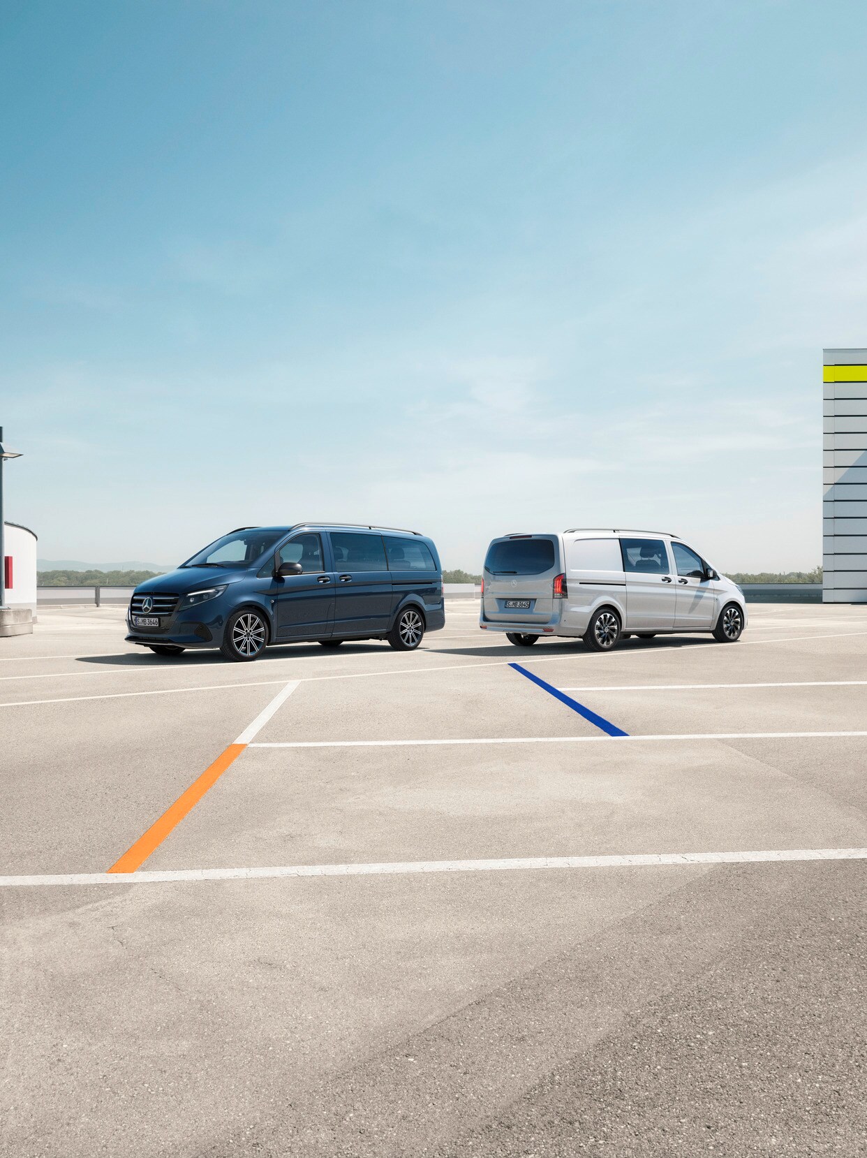 Vozidlá Vito Tourer a Vito Mixto na parkovacom mieste.