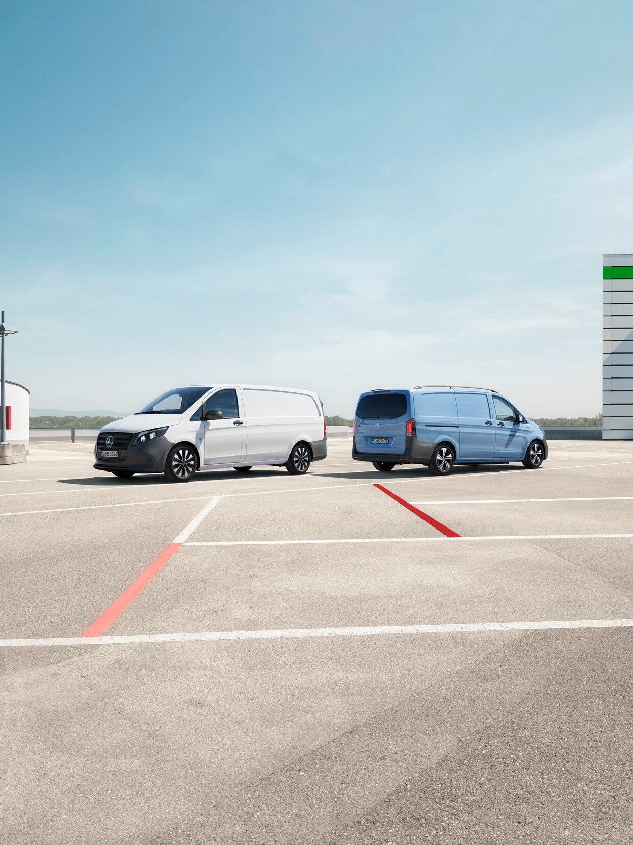 Skriňové vozidlo Vito a&nbsp;eVito v&nbsp;parkovacom dome.