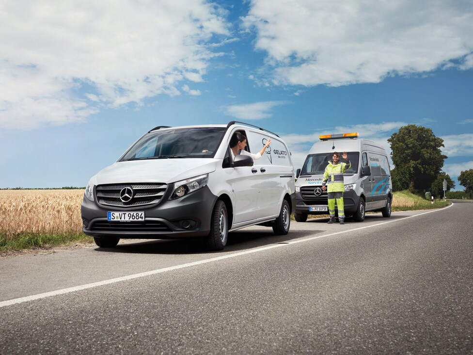 Servis24h Mercedes‑Benz asistuje pri transportéri, ktorý ostal stáť na okraji vozovky.