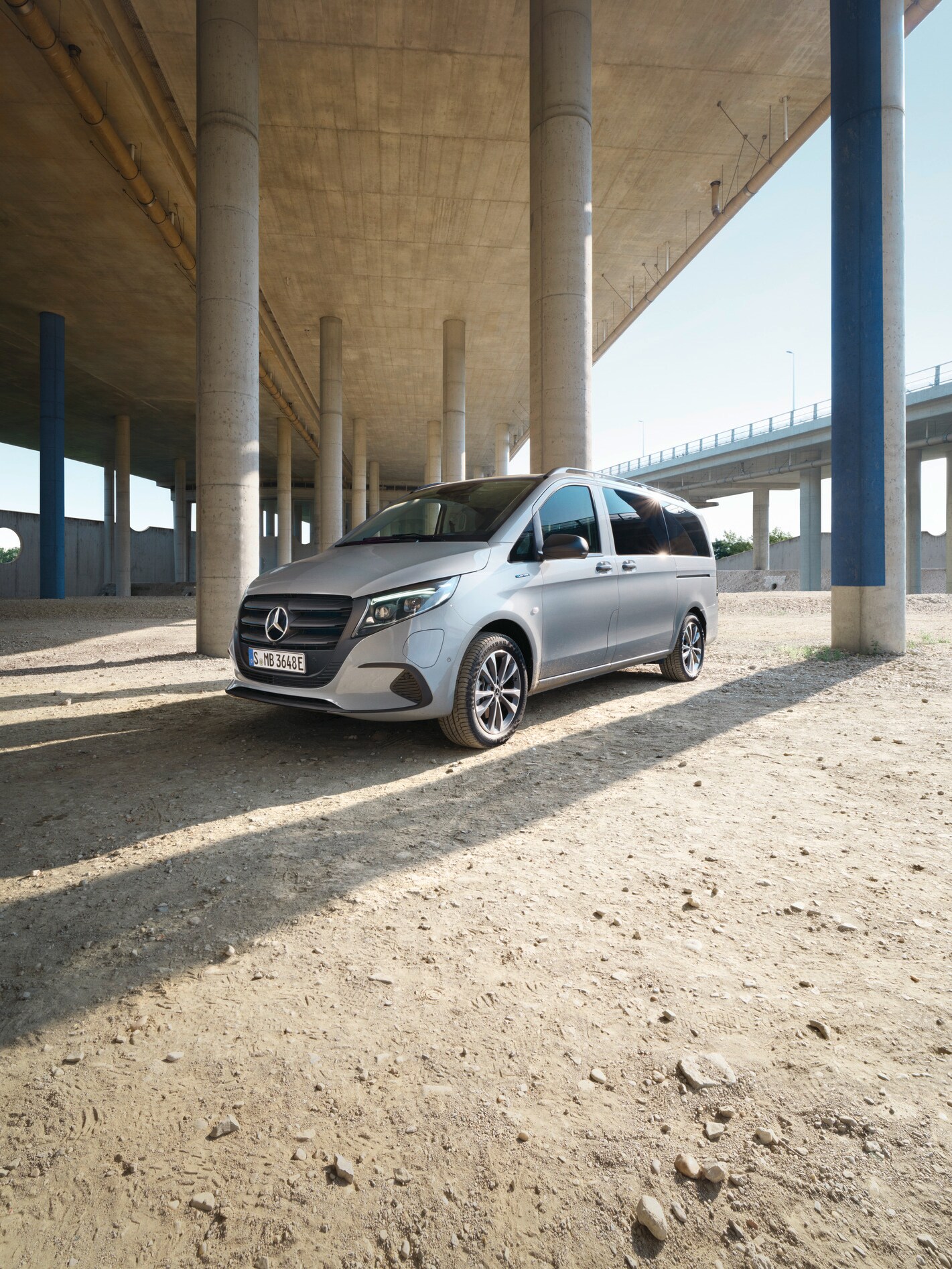 Vozidlo eVito Tourer pod mostom.