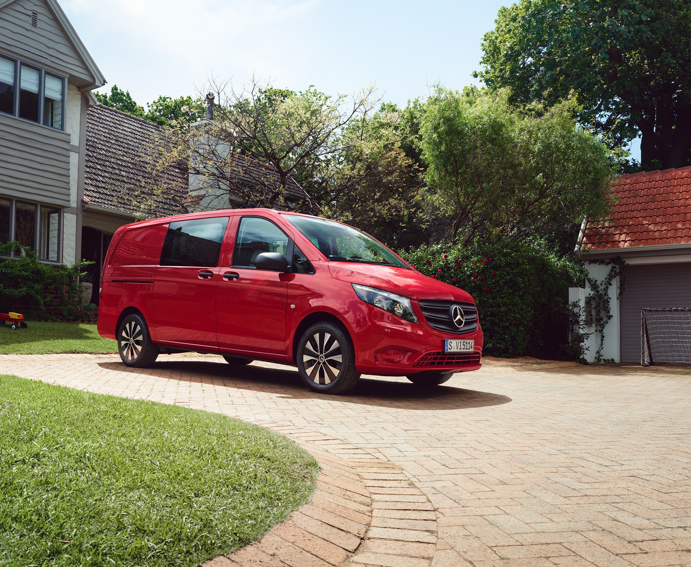Vito Mixto | Všetky vozidlá Vito | Transportéry Mercedes-Benz Mercedes‑Benz Vito Mixto v obytnej zóne s dôrazom na všestrannú prepravu cestujúcich a nákladu v jednom vozidle.