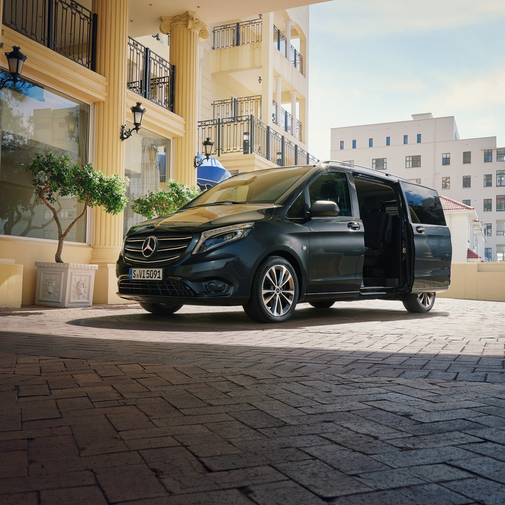 Mercedes‑Benz Vito Tourer pred vchodom do luxusnej budovy