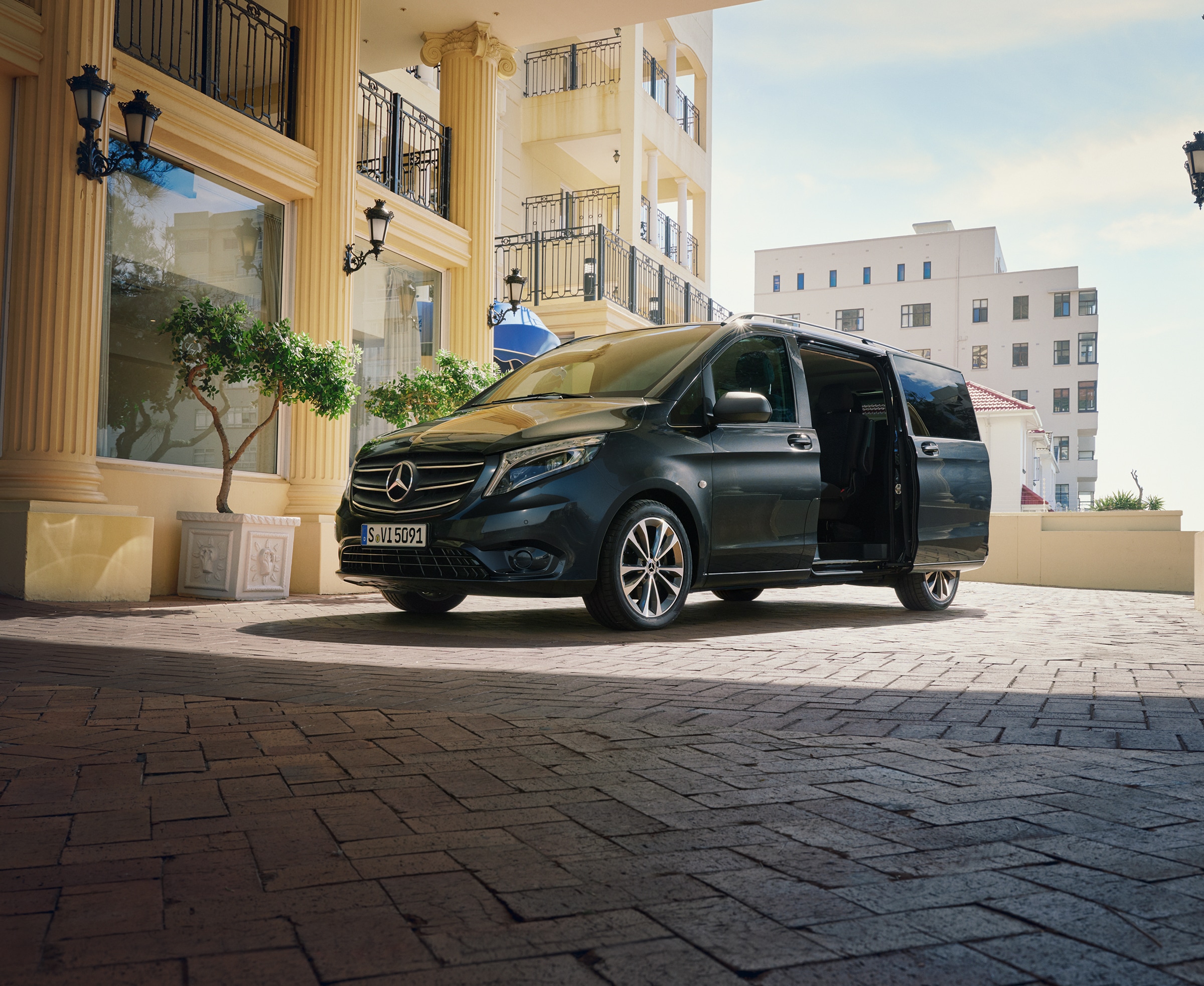 Vito Tourer na prepravu | Všetky vozidlá Vito | Transportéry Mercedes-Benz Mercedes‑Benz Vito Tourer pred vchodom do luxusnej budovy