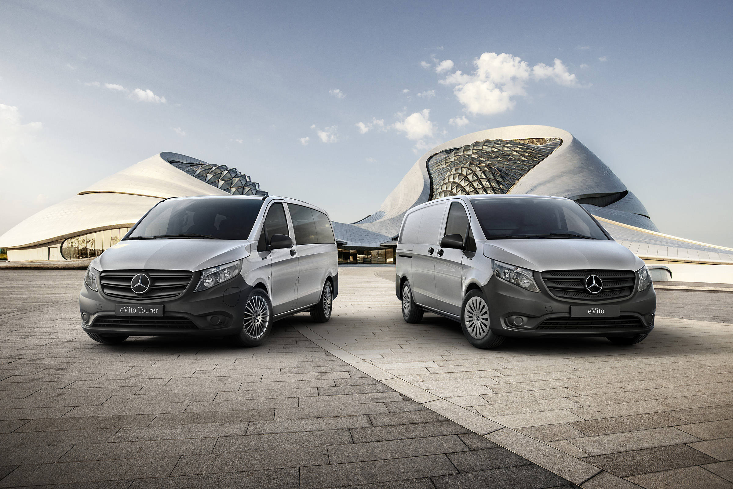 Skriňové vozidlo eVito a eVito Tourer | Všetky vozidlá Vito | Mercedes-Benz Skriňové vozidlo eVito a eVito Tourer pred futuristickou budovou