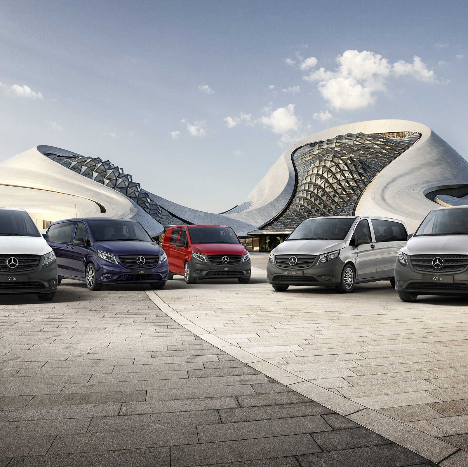 Skriňové vozidlá Mercedes-Benz eVito a&nbsp;Vito a&nbsp;vozidlá Vito Mixto, eVito Tourer a&nbsp;Vito Tourer stoja veľa seba pred futuristickou budovou