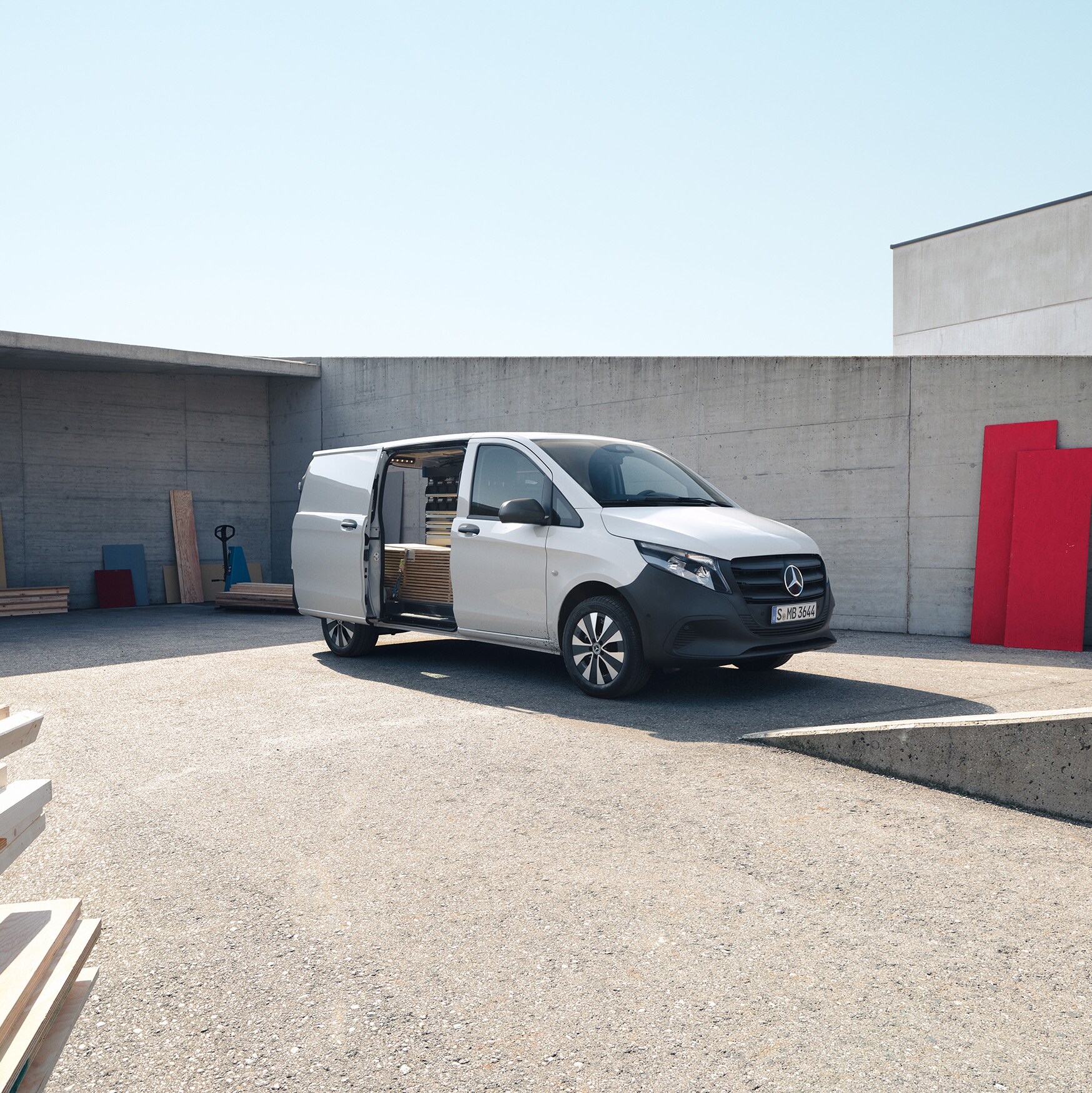 Skriňové vozidlo Mercedes‑Benz Vito s&nbsp;prehľadne usporiadaným priestorom na pracovisku