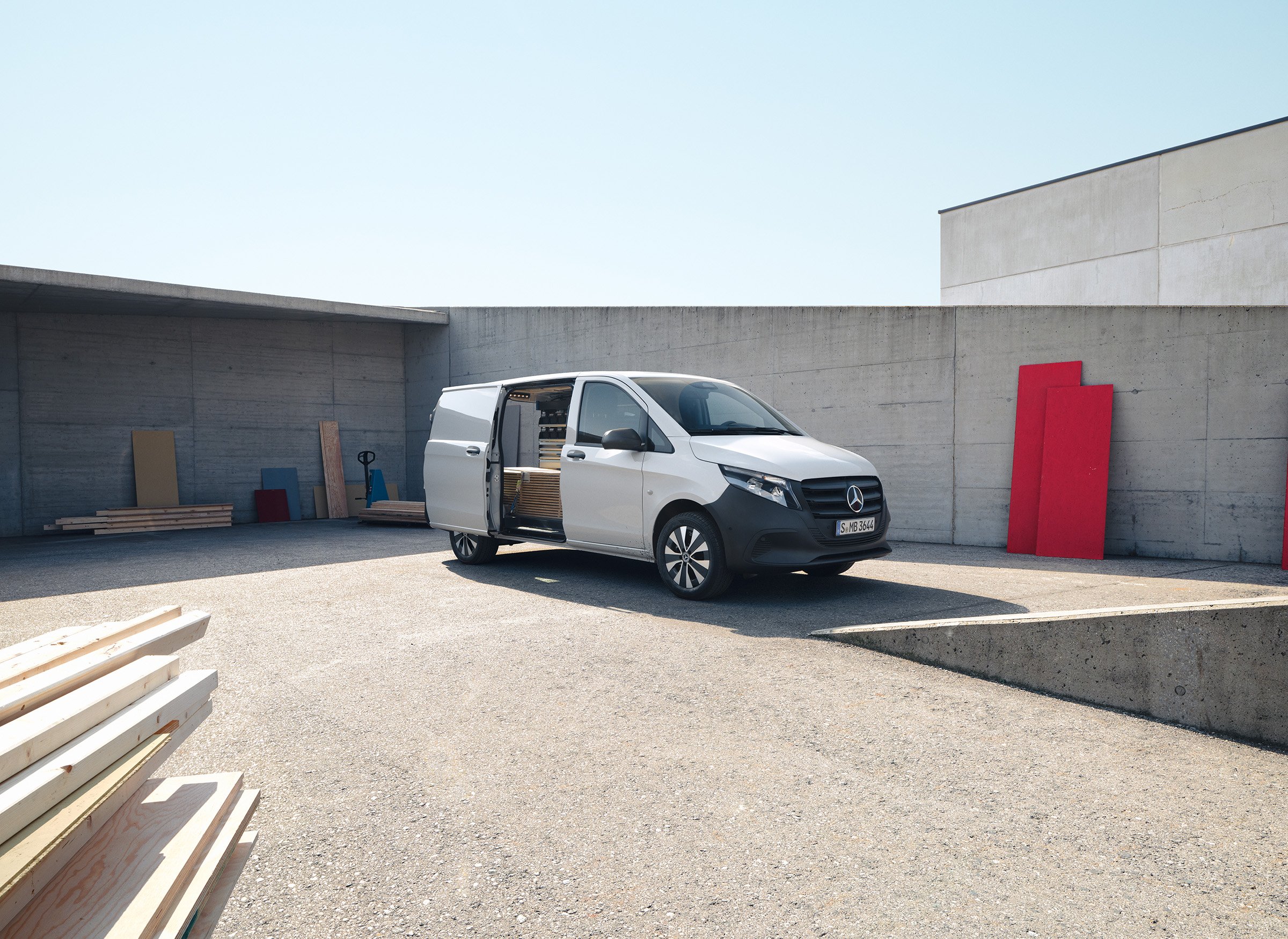 Skriňové vozidlo Vito | Všetky vozidlá Vito | Transportéry Mercedes-Benz Skriňové vozidlo Mercedes‑Benz Vito s prehľadne usporiadaným priestorom na pracovisku