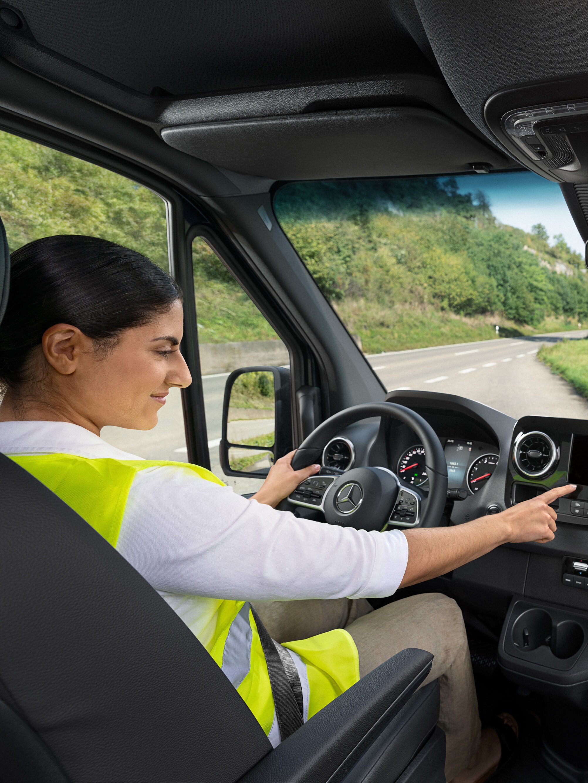 Vodička vo vozidle Mercedes-Benz Sprinter zavolá v&nbsp;prípade problému na infolinku Servis24h Mercedes‑Benz prostredníctvom ponuky vo vozidle.