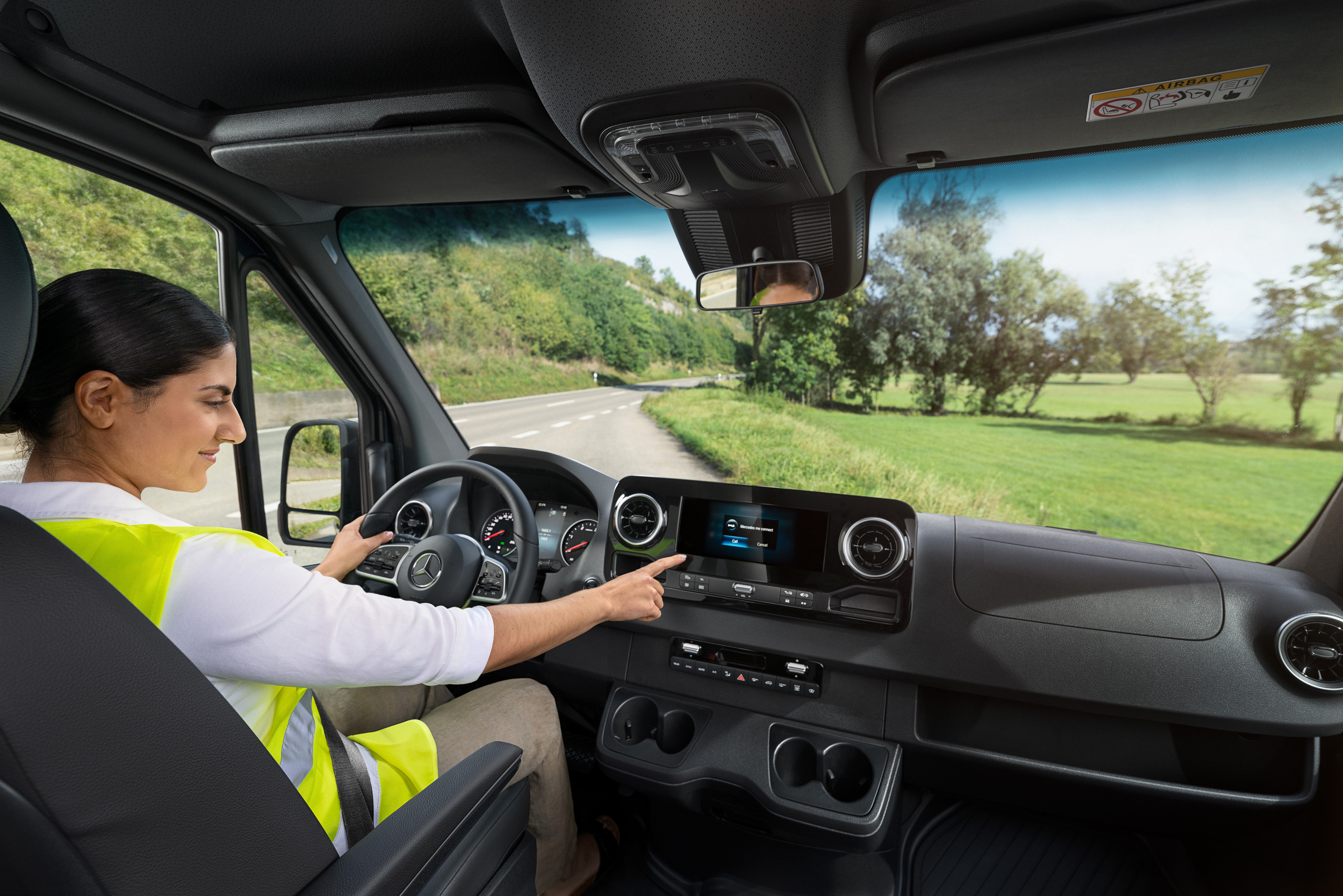 Mercedes-Benz | Starostlivosť o dodávky | Služba24h Vodička vo vozidle Mercedes-Benz Sprinter zavolá v prípade problému na infolinku Servis24h Mercedes‑Benz prostredníctvom ponuky vo vozidle.