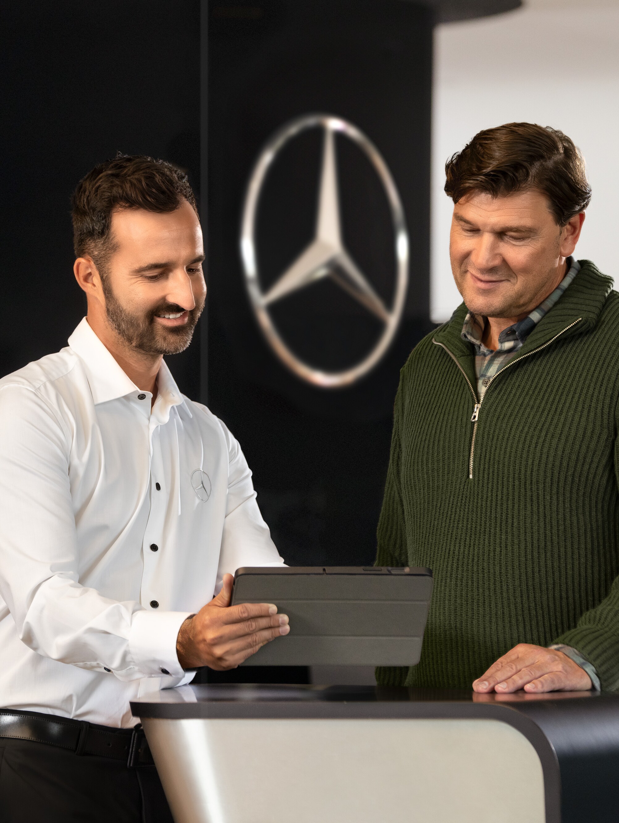 Zamestnanec spoločnosti Mercedes-Benz poskytuje podporu na recepcii spoločnosti Mercedes-Benz.