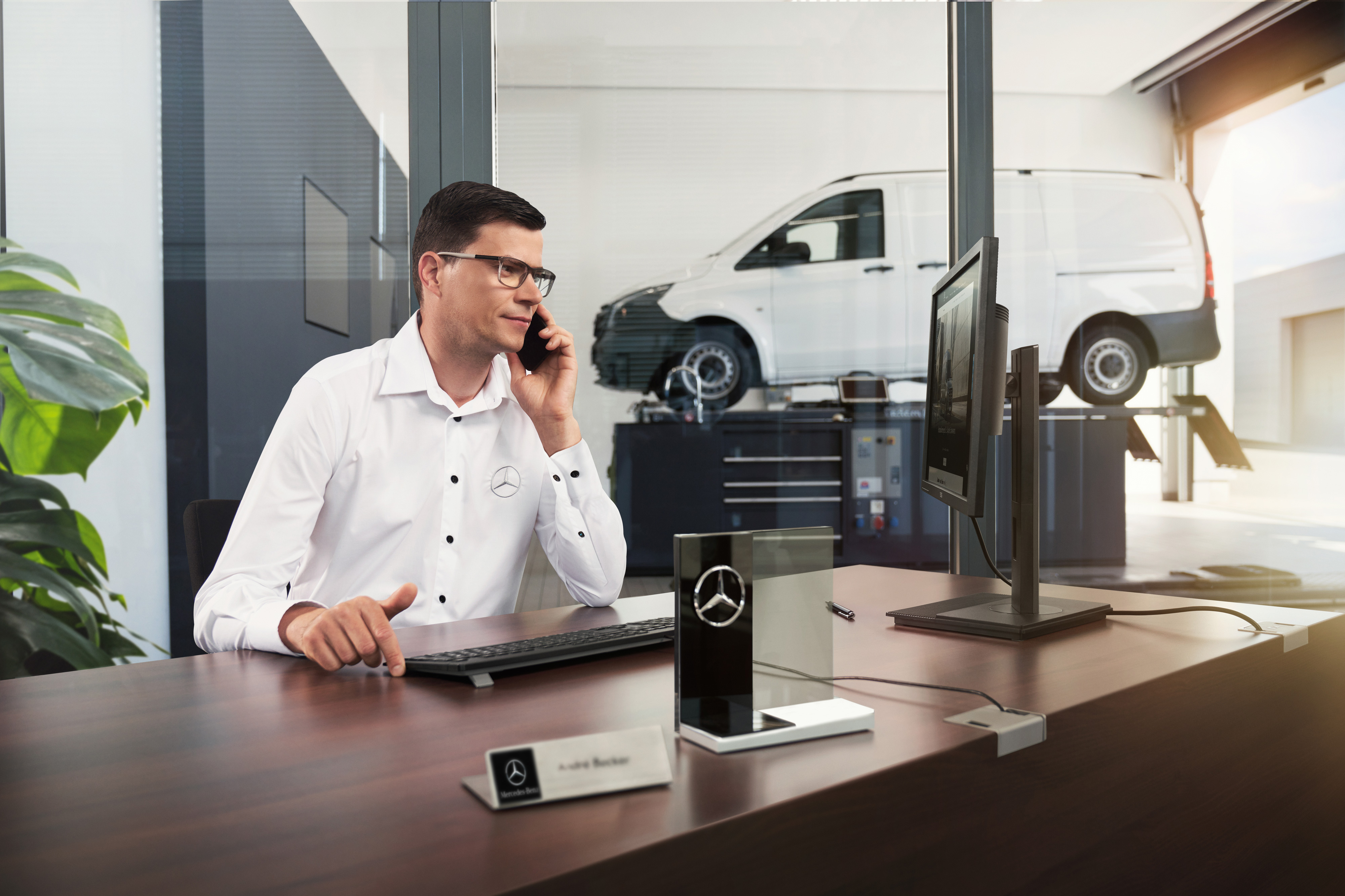 Mercedes-Benz | Pohodlie | Servisný partner Servisný poradca Mercedes-Benz telefonuje v dielni.