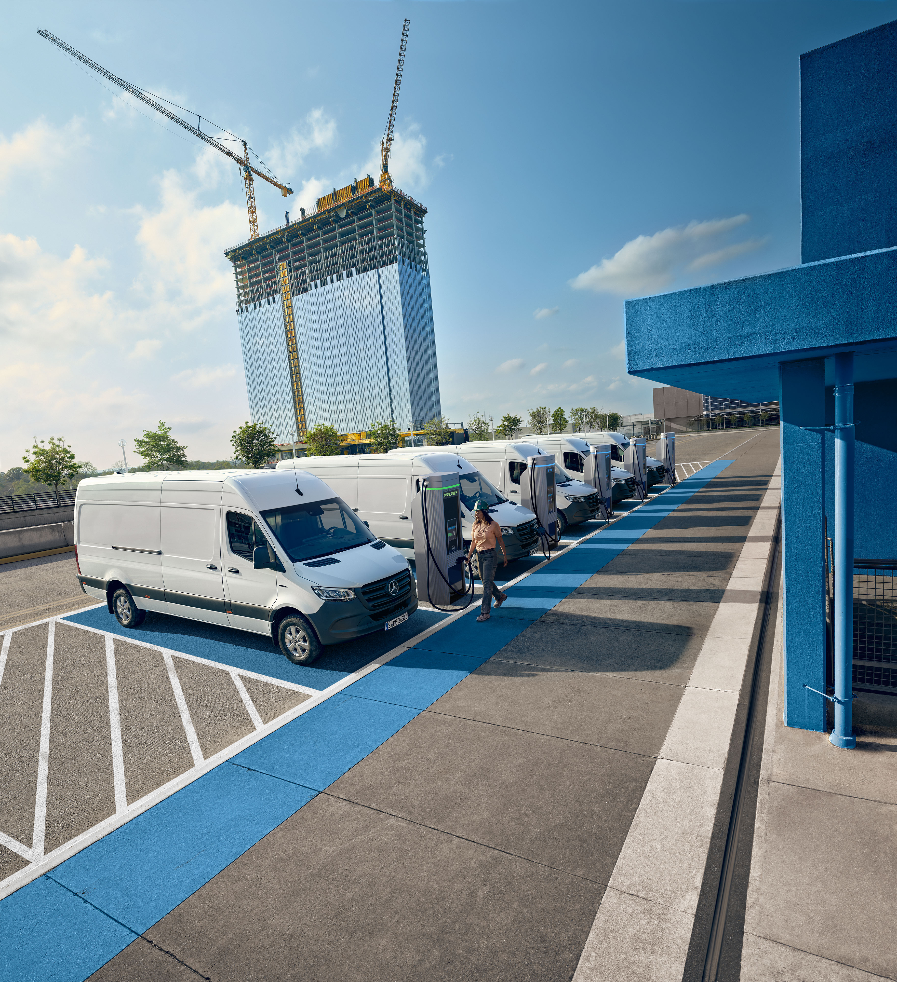 Mercedes-Benz | Pohodlie Vozový park bielych elektrických transportérov Mercedes-Benz zaparkovaných na stanici nabíjacieho centra.