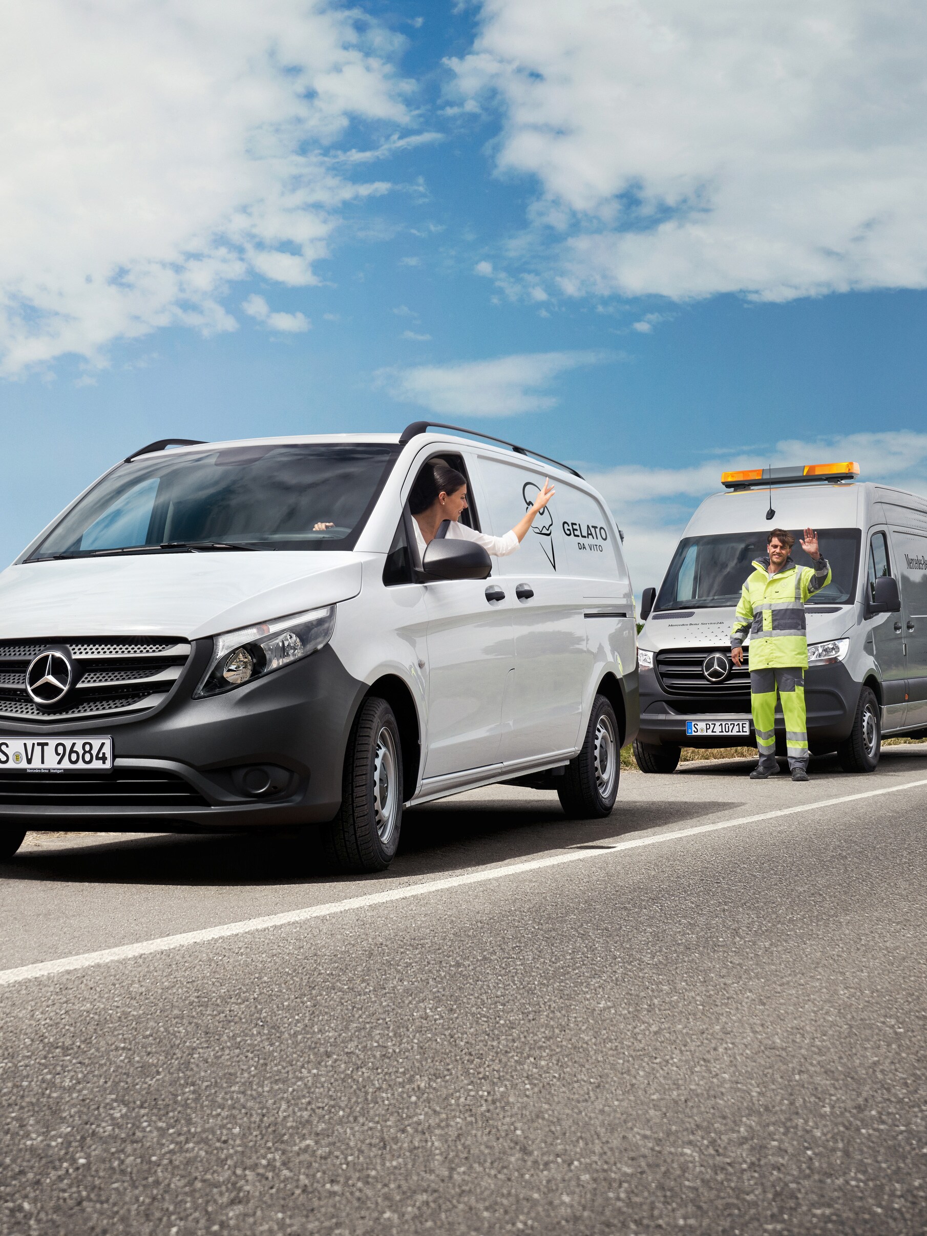 Žena sediaca v&nbsp;bielom vozidle Mercedes-Benz Vito máva na servisného technika Mercedes-Benz na okraji cesty.