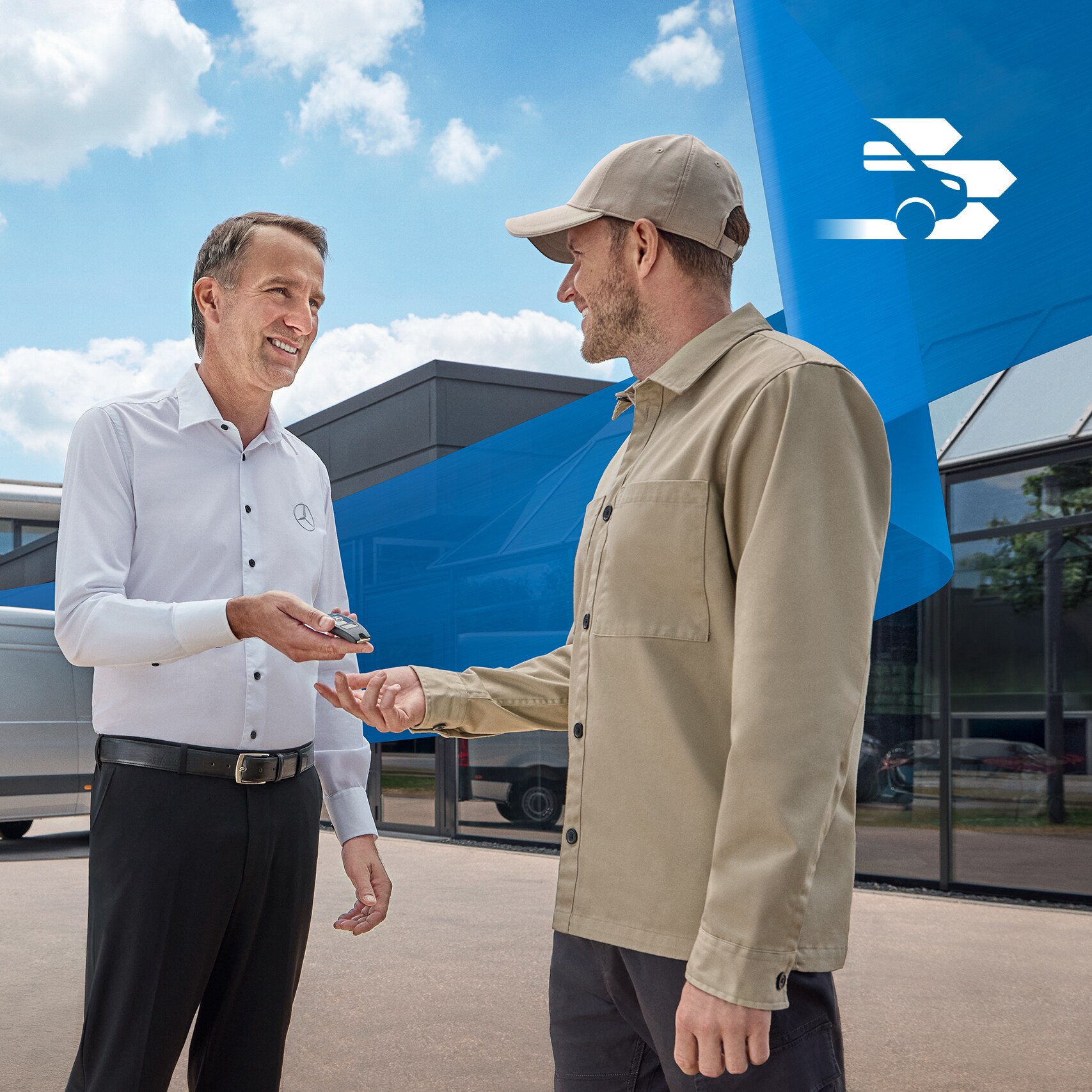 Dvaja muži sa rozprávajú o&nbsp;službe mobility Mercedes-Benz&nbsp;–&nbsp;jednoduché odovzdanie vozidla a&nbsp;flexibilné riešenia mobility pre zákazníkov.