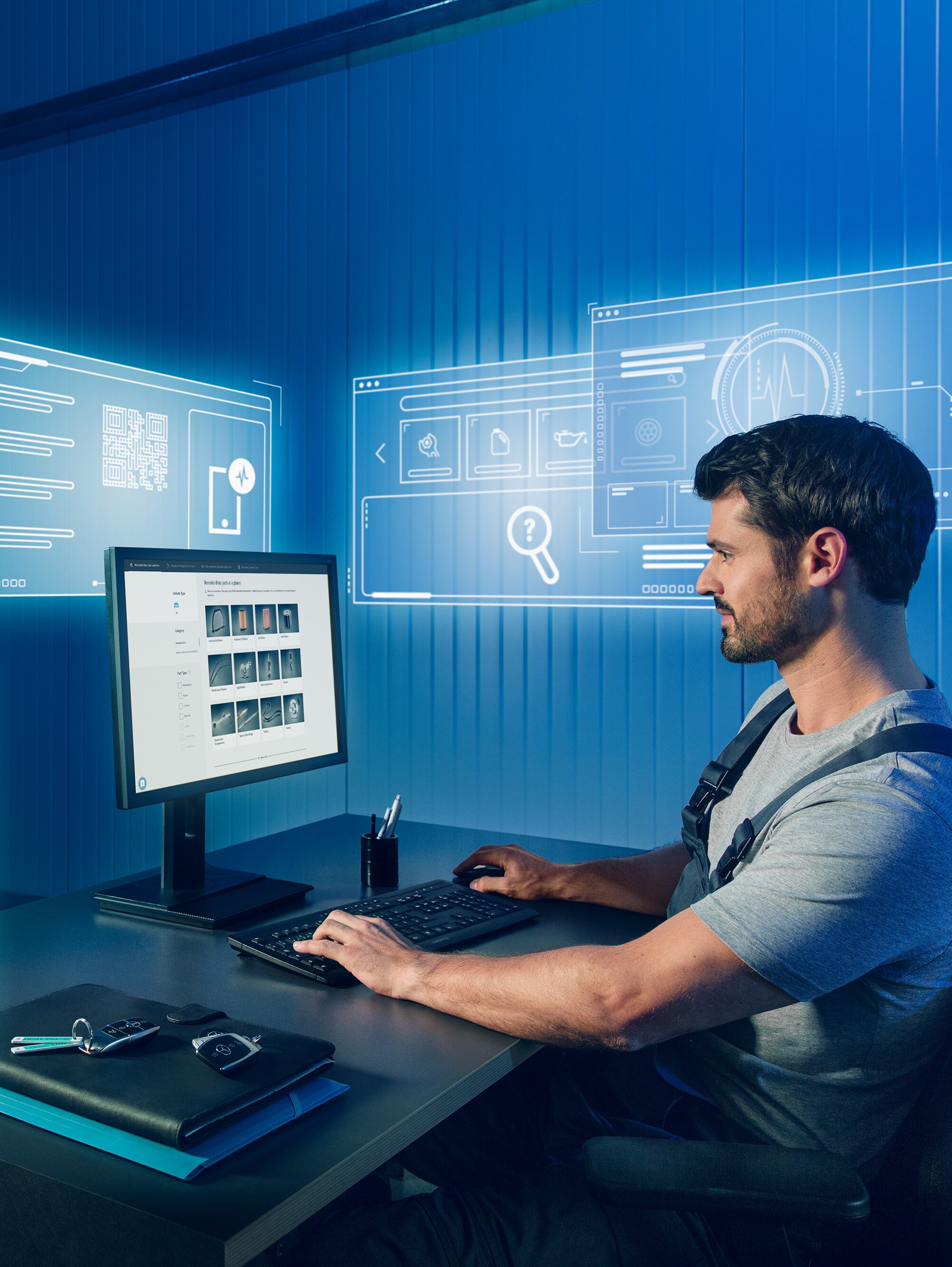 Mechanik hľadá vhodné originálne diely Mercedes-Benz v&nbsp;katalógu náhradných dielov Mercedes na počítači.