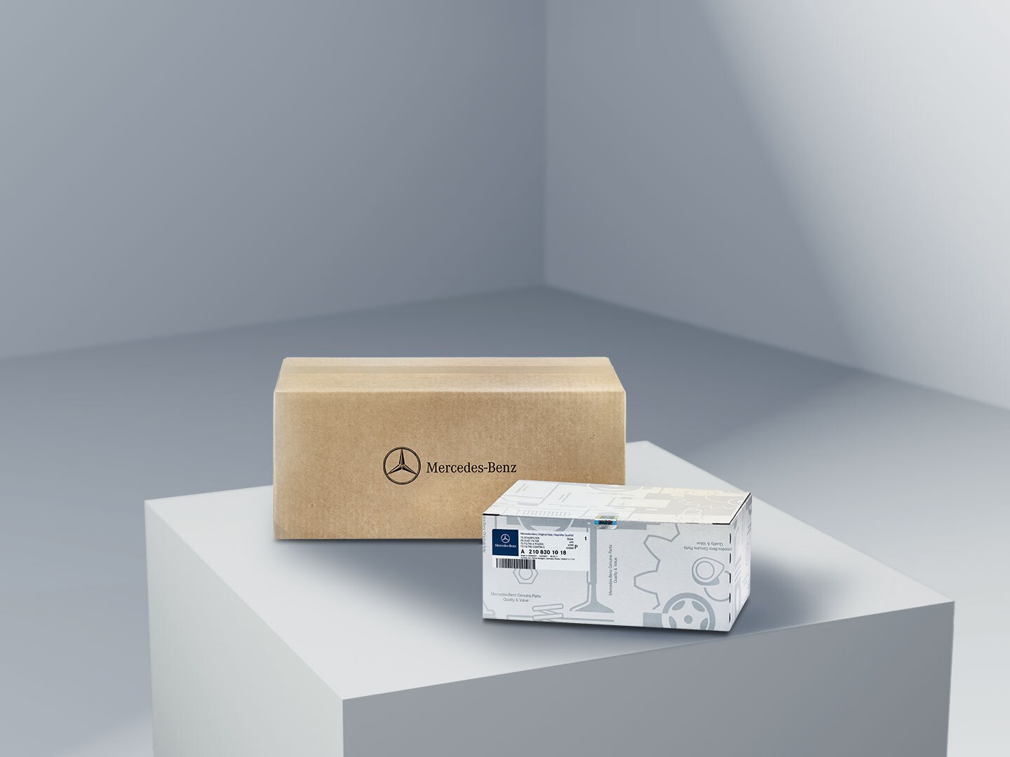 Dva balíky s&nbsp;logom Mercedes-Benz symbolizujúcim originálne diely Mercedes-Benz na svetlej platforme.