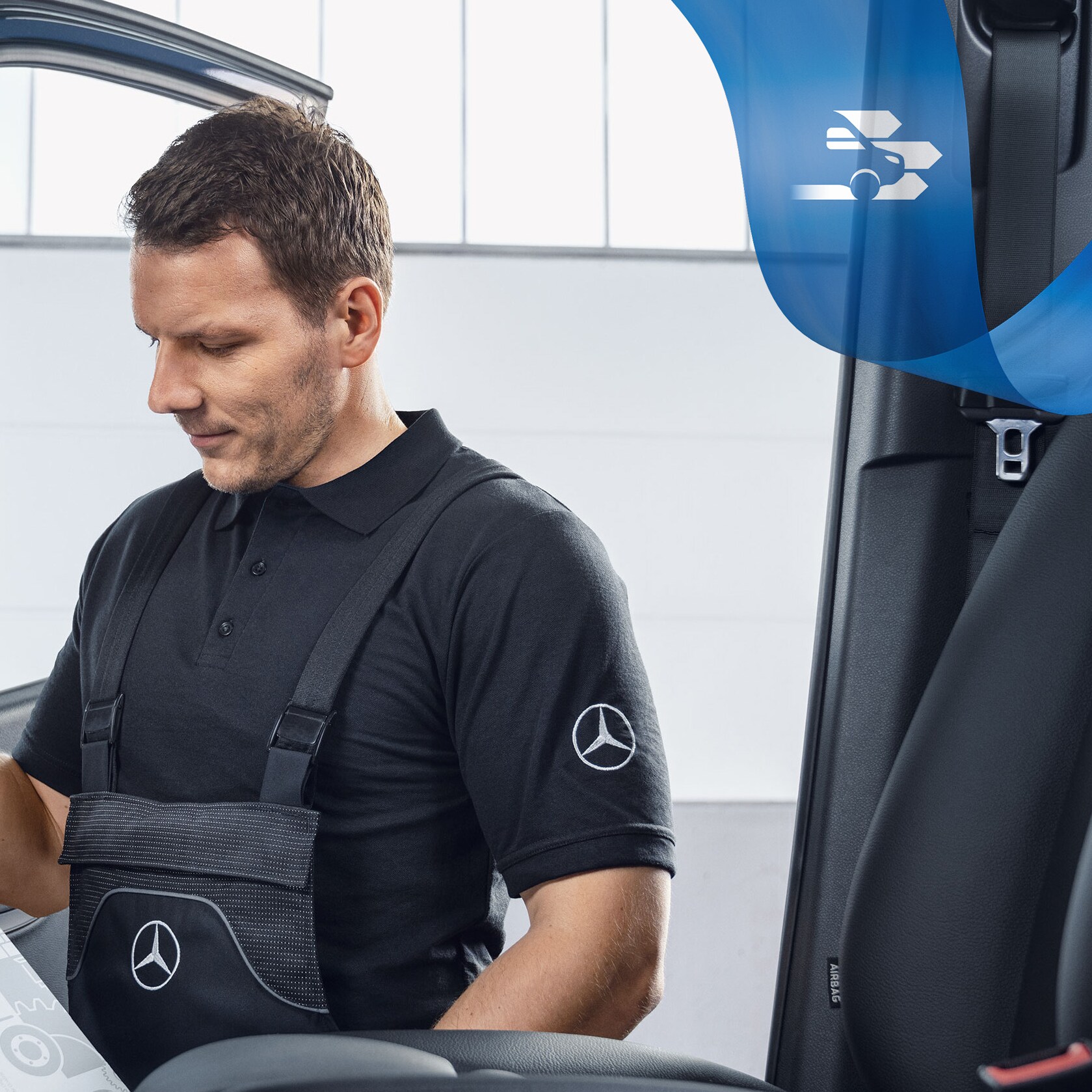 Mechanik kontroluje originálne diely Mercedes-Benz vo vnútri vozidla.