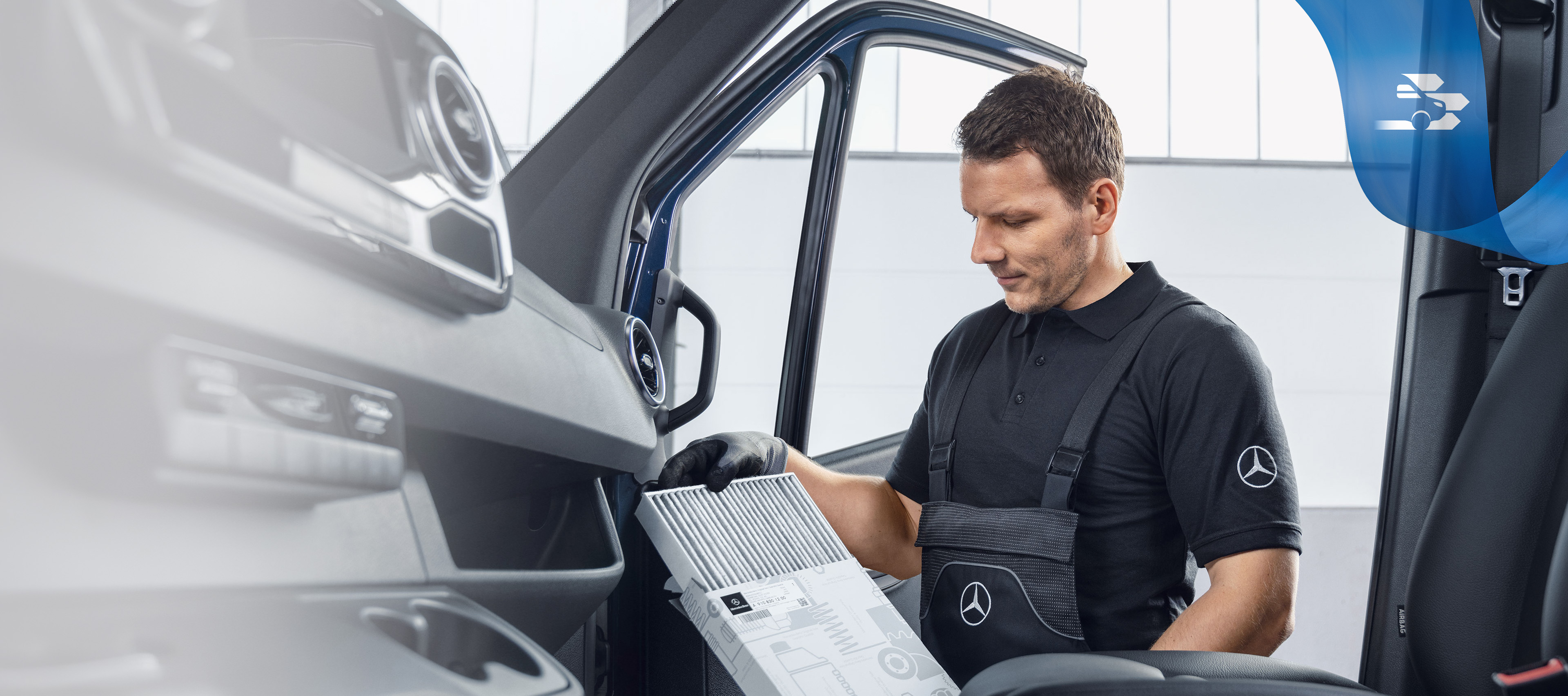Mercedes-Benz | Kvalita originálnych dielov pre úžitkové vozidlá Mechanik kontroluje originálne diely Mercedes-Benz vo vnútri vozidla.