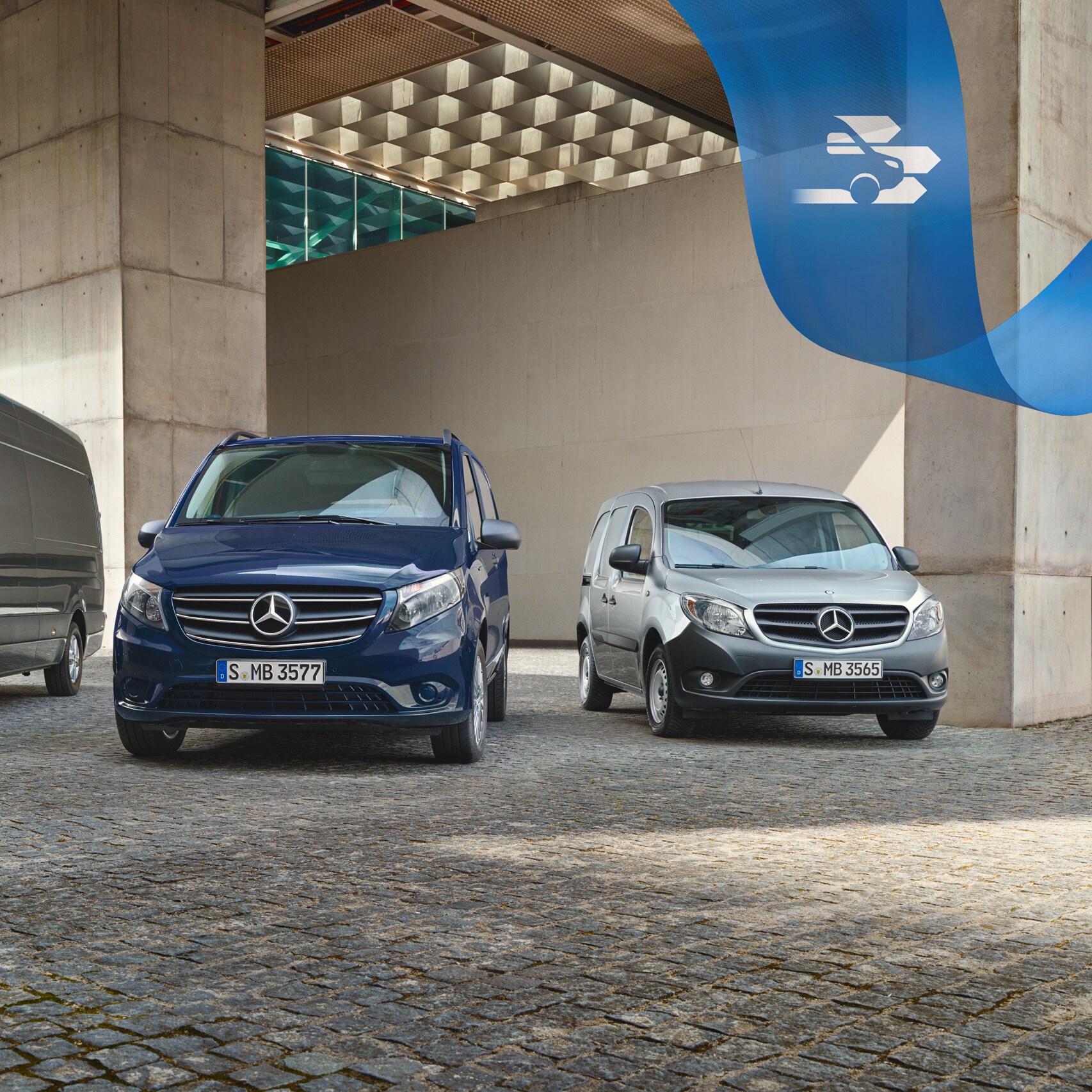 Tri úžitkové vozidlá Mercedes-Benz symbolizujúce záruku na nové vozidlo a bezstarostnú záruku výrobcu.