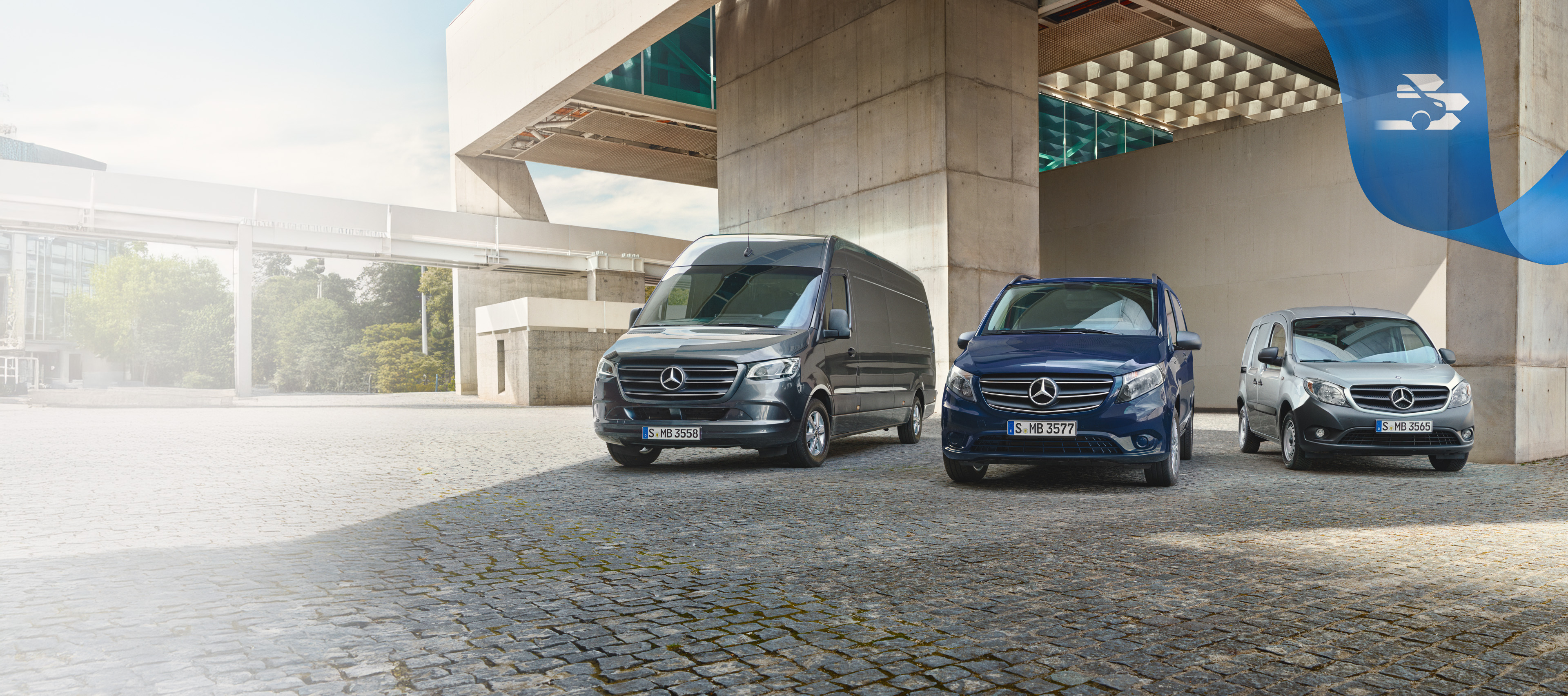 Mercedes-Benz | Záruka kvality úžitkových vozidiel Tri úžitkové vozidlá Mercedes-Benz symbolizujúce záruku na nové vozidlo a bezstarostnú záruku výrobcu.