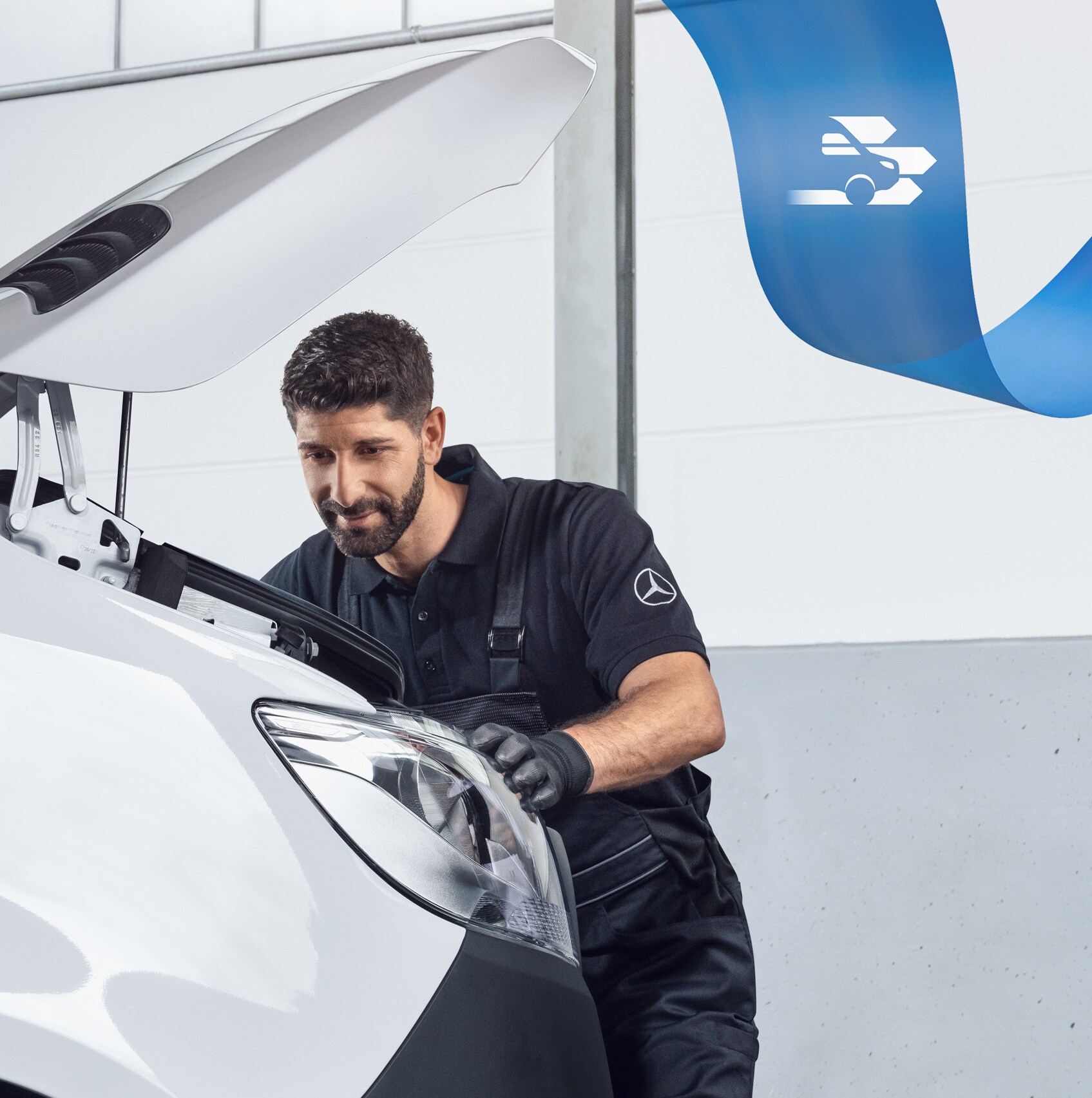 Špecialista Mercedes-Benz pracuje na úžitkovom vozidle pomocou špeciálneho náradia s cieľom čo najjednoduchšej opravy.