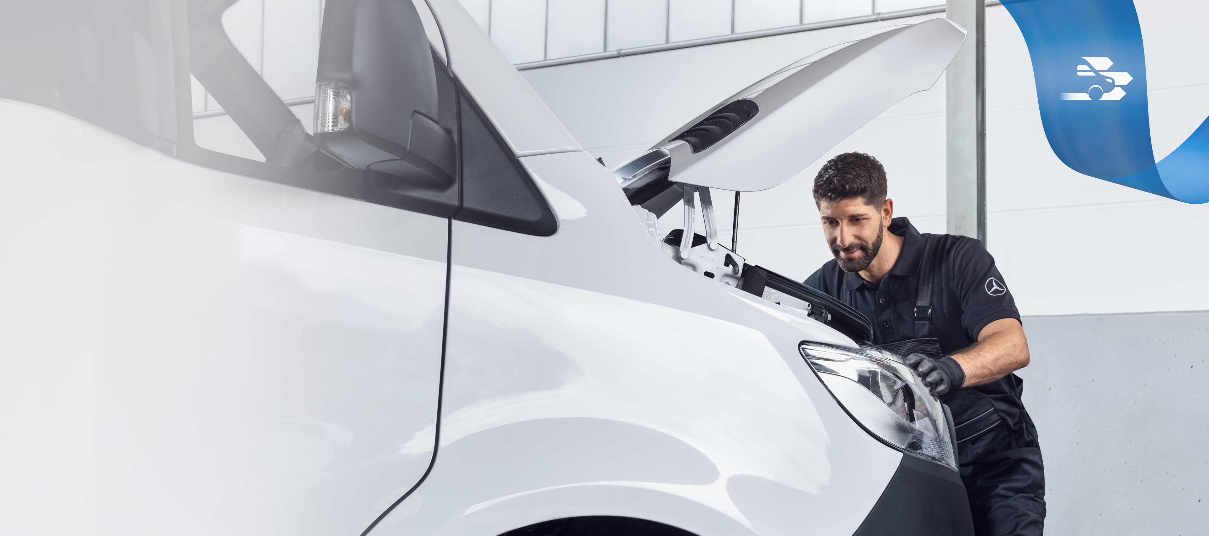 Mercedes-Benz | Inžinierske umenie kvality úžitkových vozidiel Špecialista Mercedes-Benz pracuje na úžitkovom vozidle pomocou špeciálneho náradia s cieľom čo najjednoduchšej opravy.