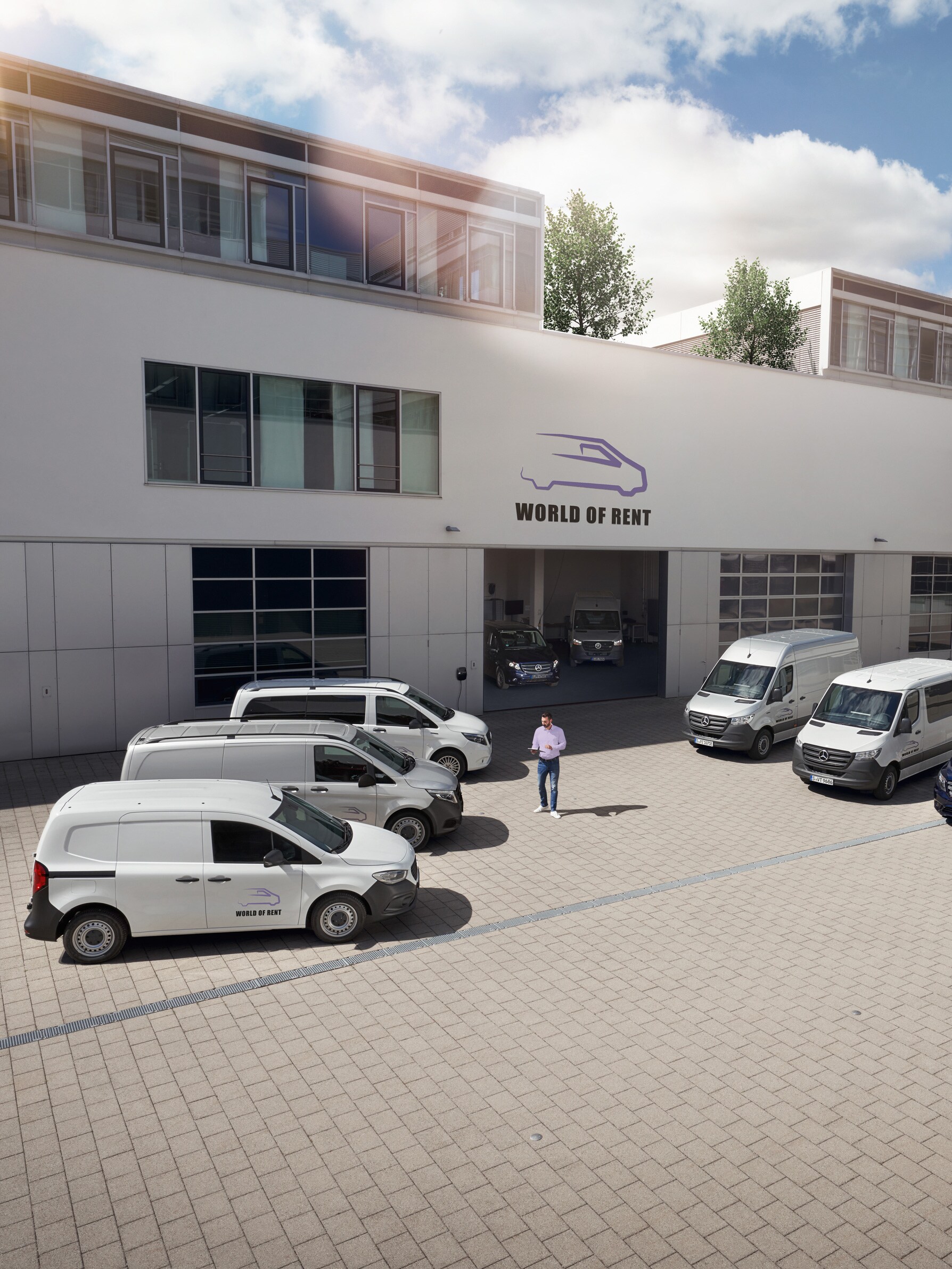 Autopark transportérov Mercedes-Benz pred firemnou budovou.