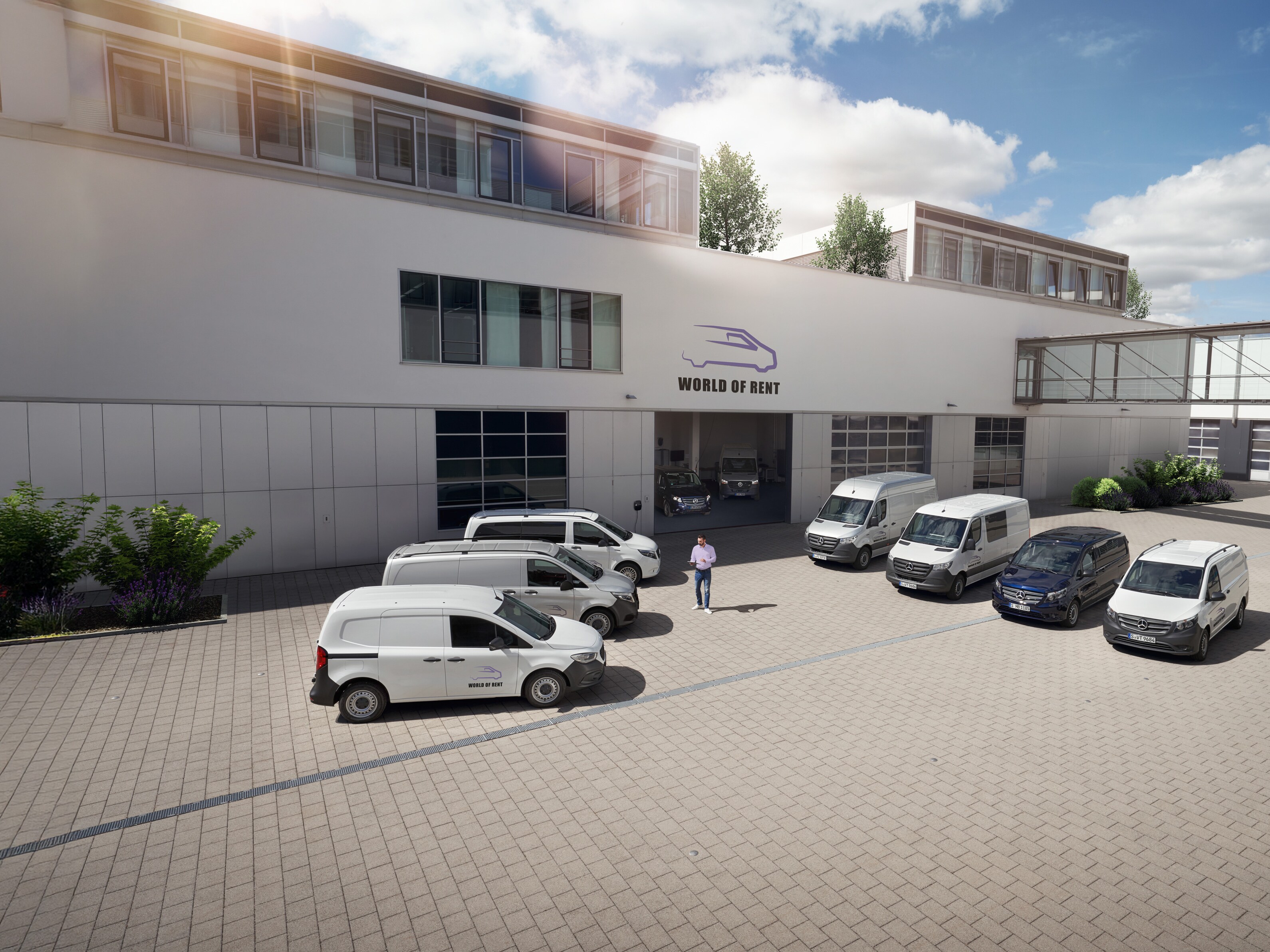Autopark transportérov Mercedes-Benz pred firemnou budovou.