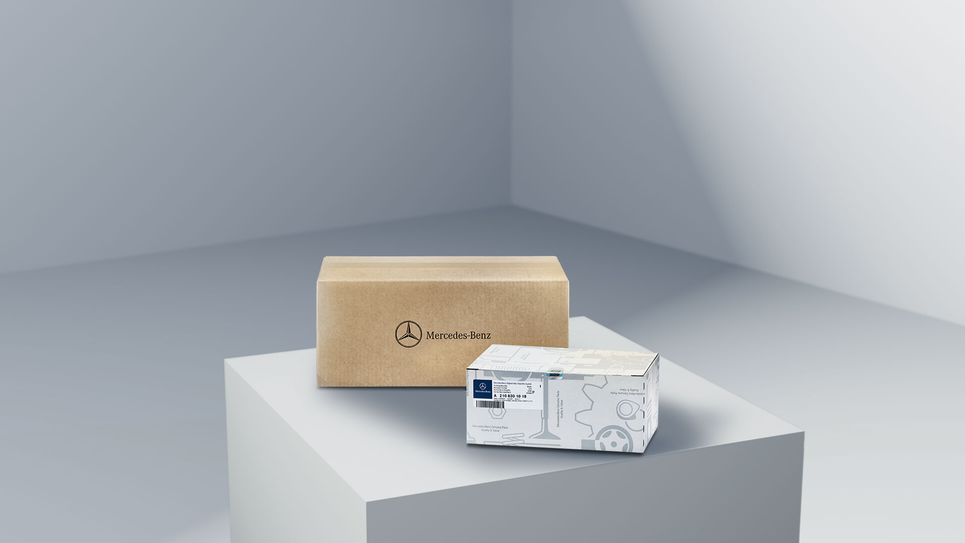 Mercedes-Benz | Údržba | Originálne diely Dve neotvorené škatule obsahujúce originálne diely Mercedes-Benz.