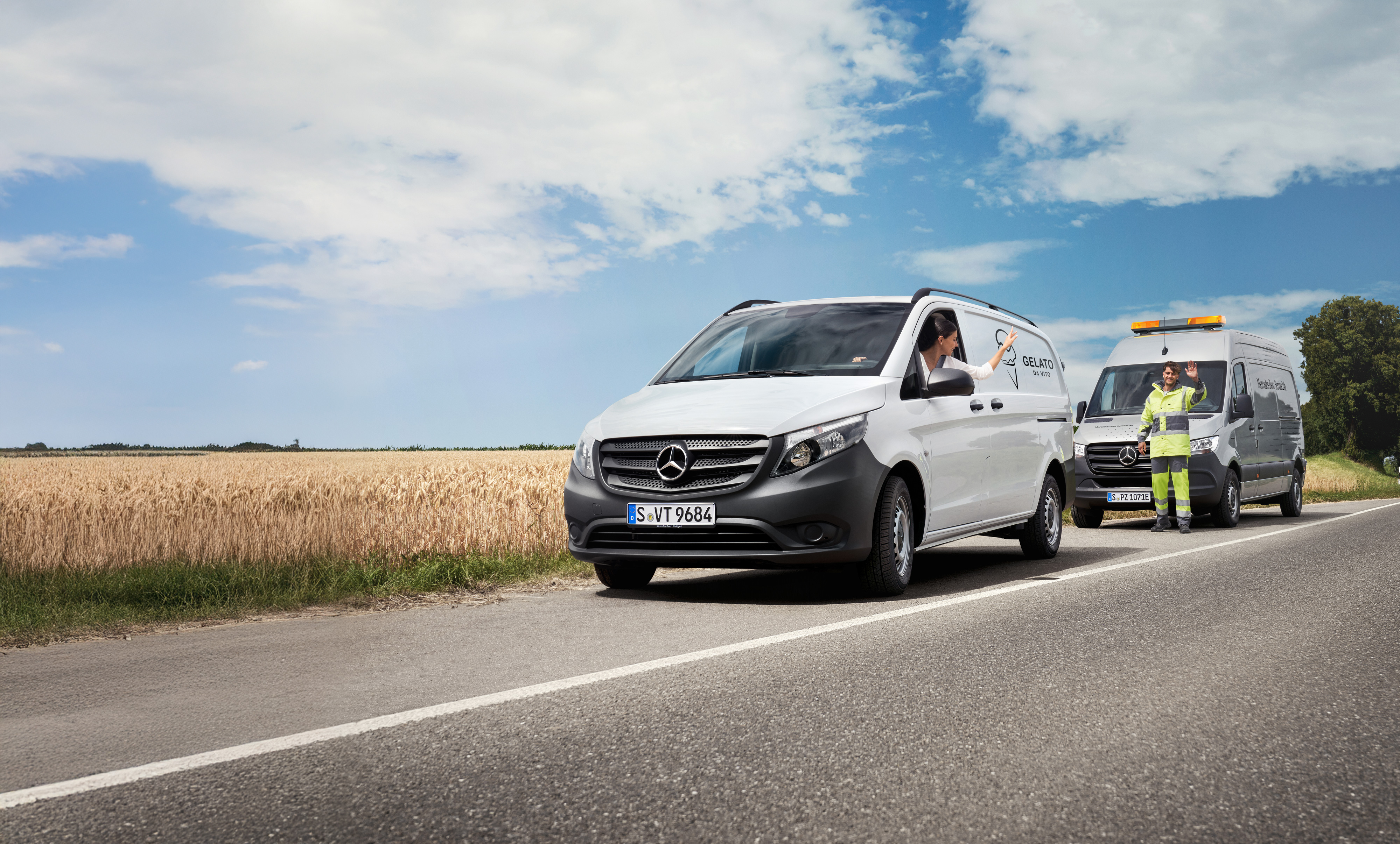 Mercedes-Benz | Údržba | Záruka mobility Mechanik z poruchovej služby poskytuje pomoc zákazníkovi v bielom úžitkovom vozidle Mercedes-Benz Vito.