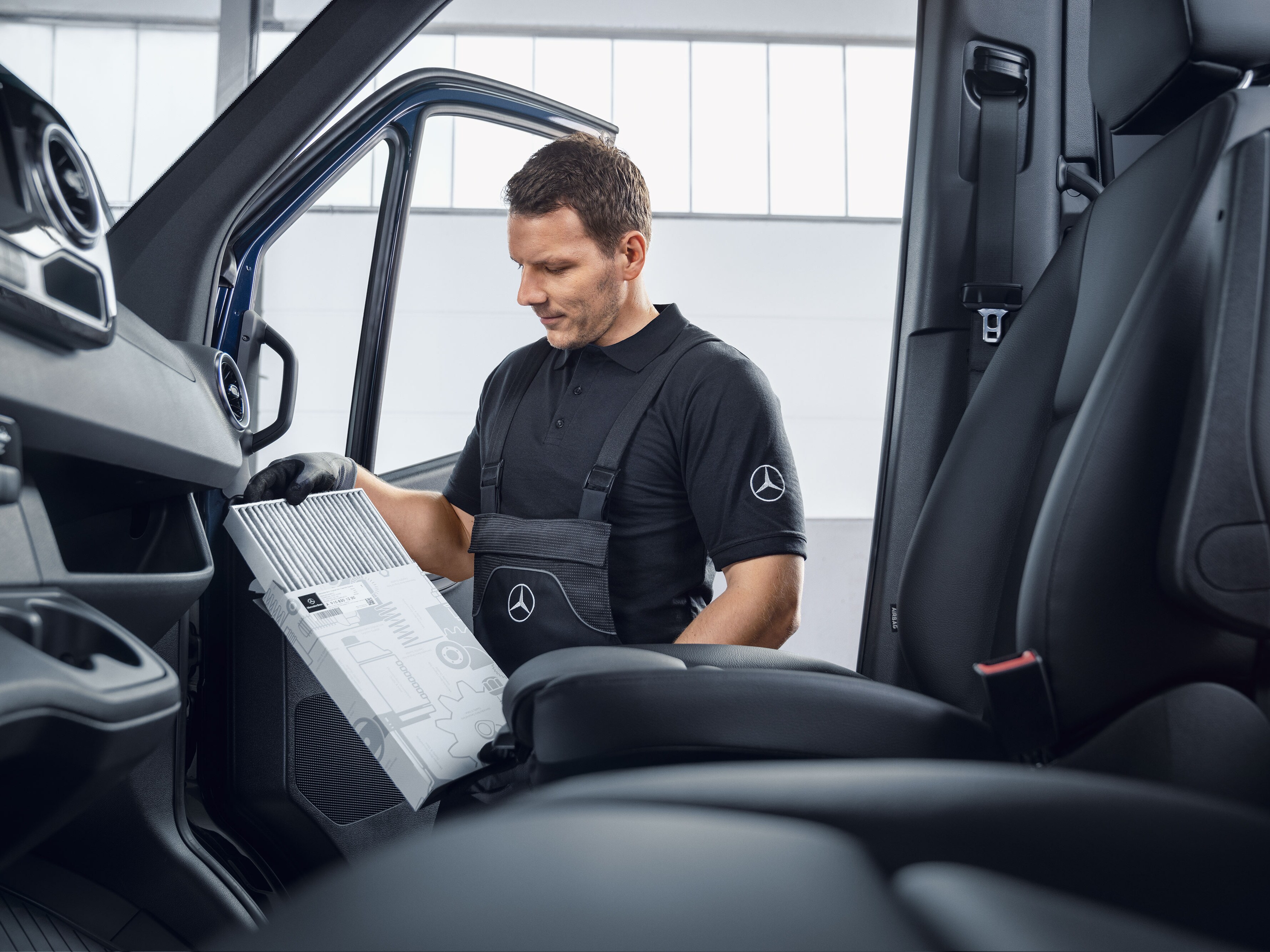 Mechanik Mercedes-Benz vymieňa vzduchové filtre.