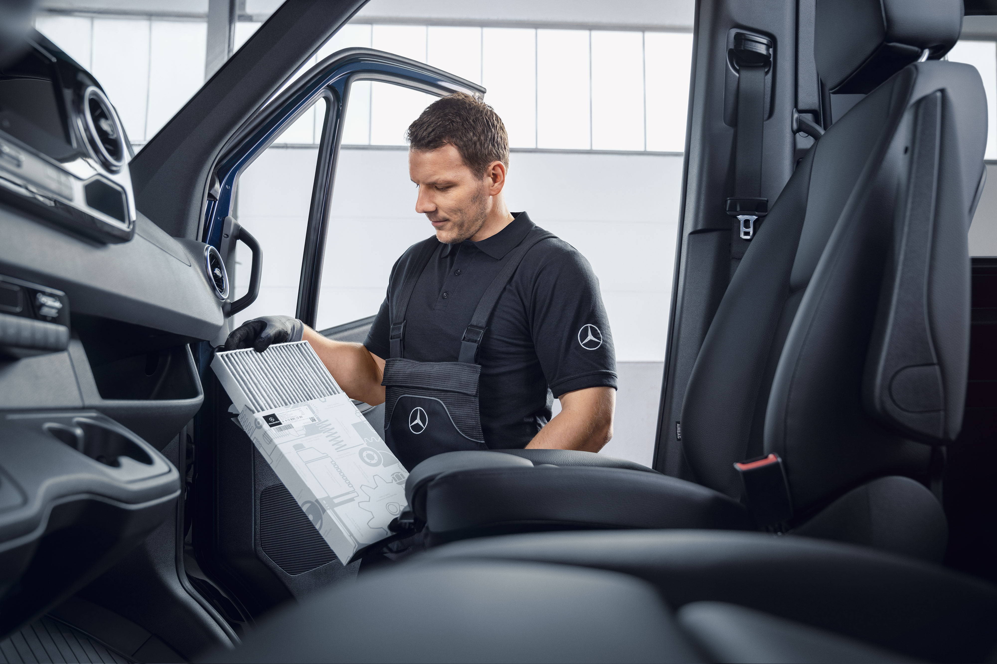 Mercedes-Benz | Údržba | Pravidelná údržba Mechanik Mercedes-Benz vymieňa vzduchové filtre.