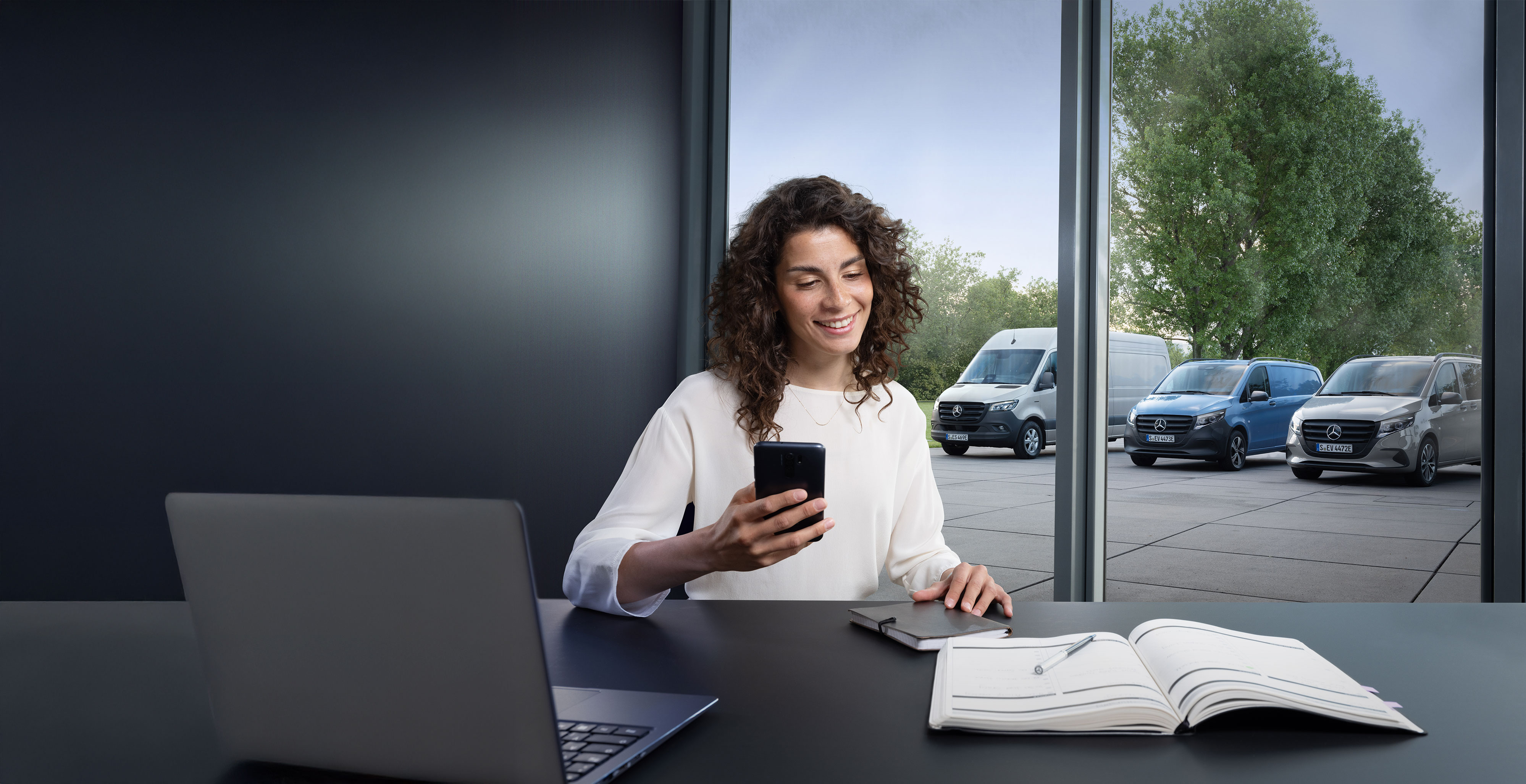 Mercedes-Benz | Opravy | Vyhľadávanie servisného partnera Zákazník telefonuje pred radom úžitkových vozidiel Mercedes-Benz.