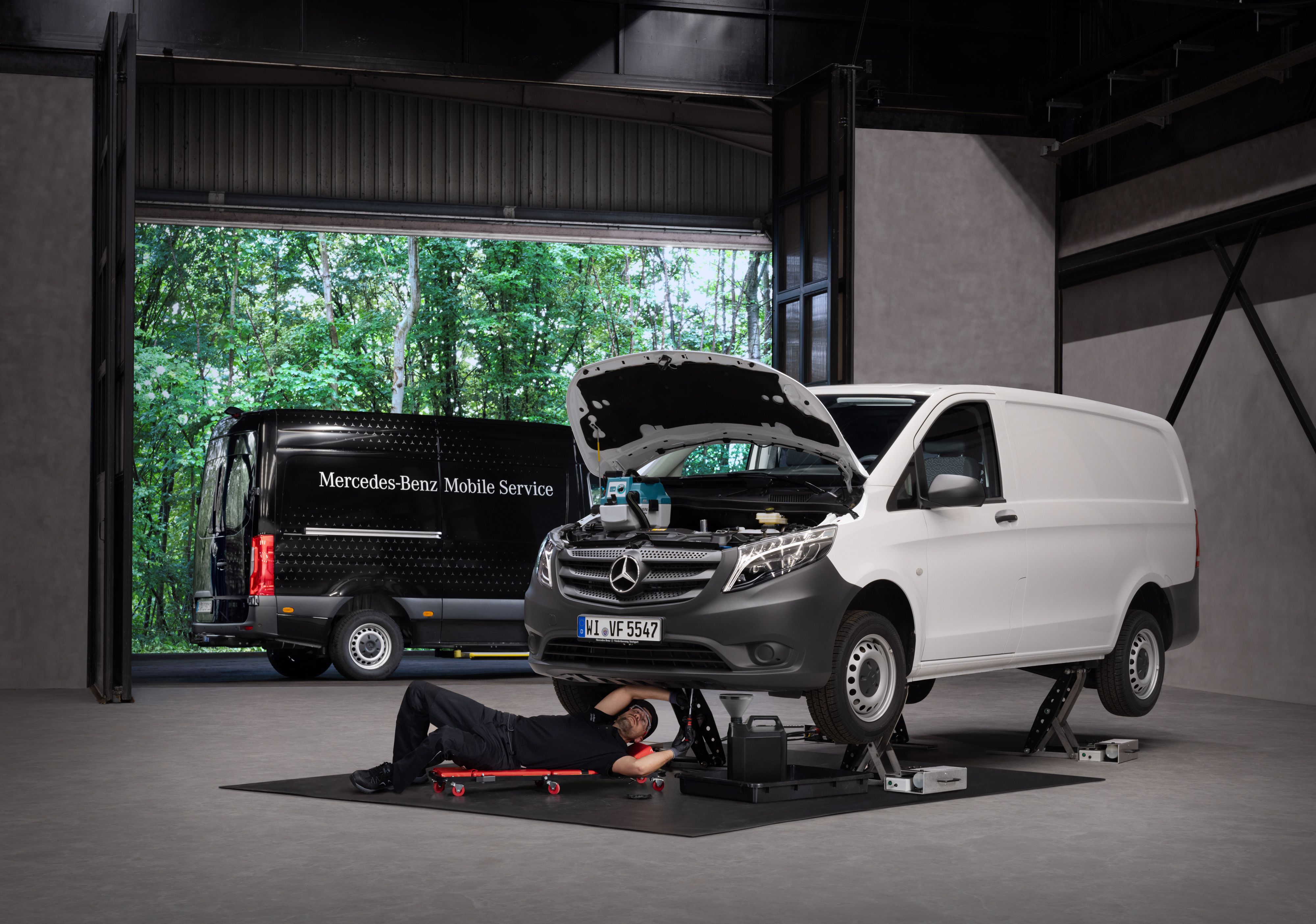 Mercedes-Benz | Mobilný servis | Údržba a oprava Technik opravuje biele úžitkové vozidlo Mercedes-Benz Vito.