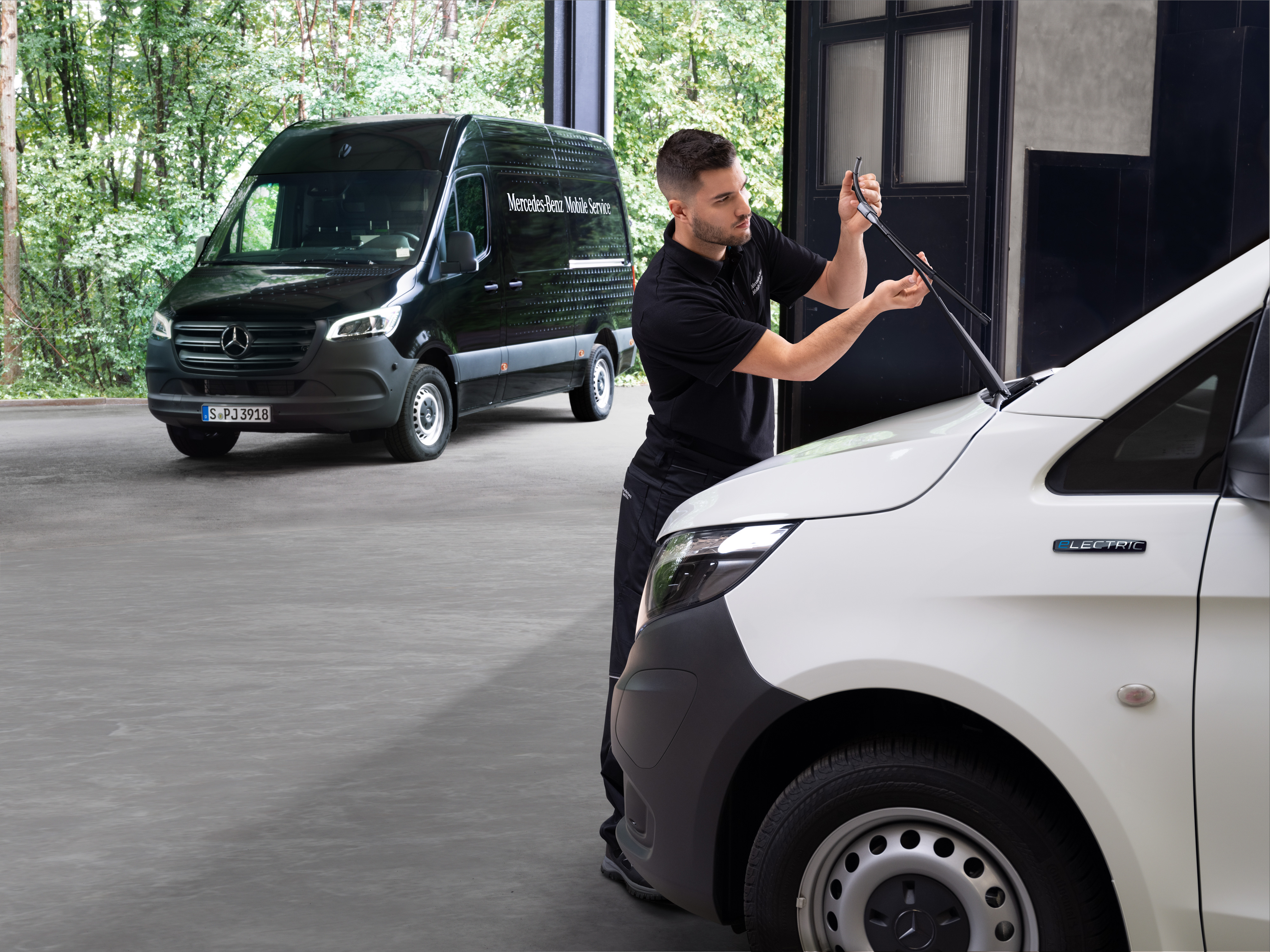 Mercedes-Benz | Mobilný servis | Ďalšie služby Technik vymieňa stieracie lišty na bielom úžitkovom vozidle Mercedes-Benz Vito.