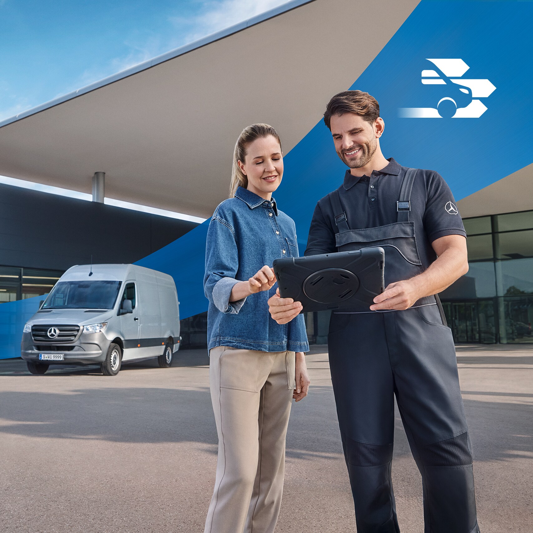 Technik Mercedes-Benz sa rozpráva so zákazníkom pred prevádzkou autorizovaného obchodníka – komplexný servis úžitkových vozidiel pre zákazníkov Mercedes-Benz.
