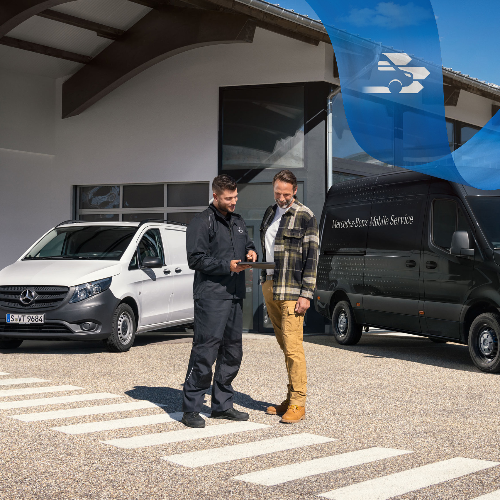 Mercedes-Benz | Mobilný servis úžitkových vozidiel Dvaja muži sa rozprávajú pred bielym úžitkovým vozidlom Mercedes-Benz Vito a čiernym úžitkovým vozidlom Mercedes-Benz Sprinter.