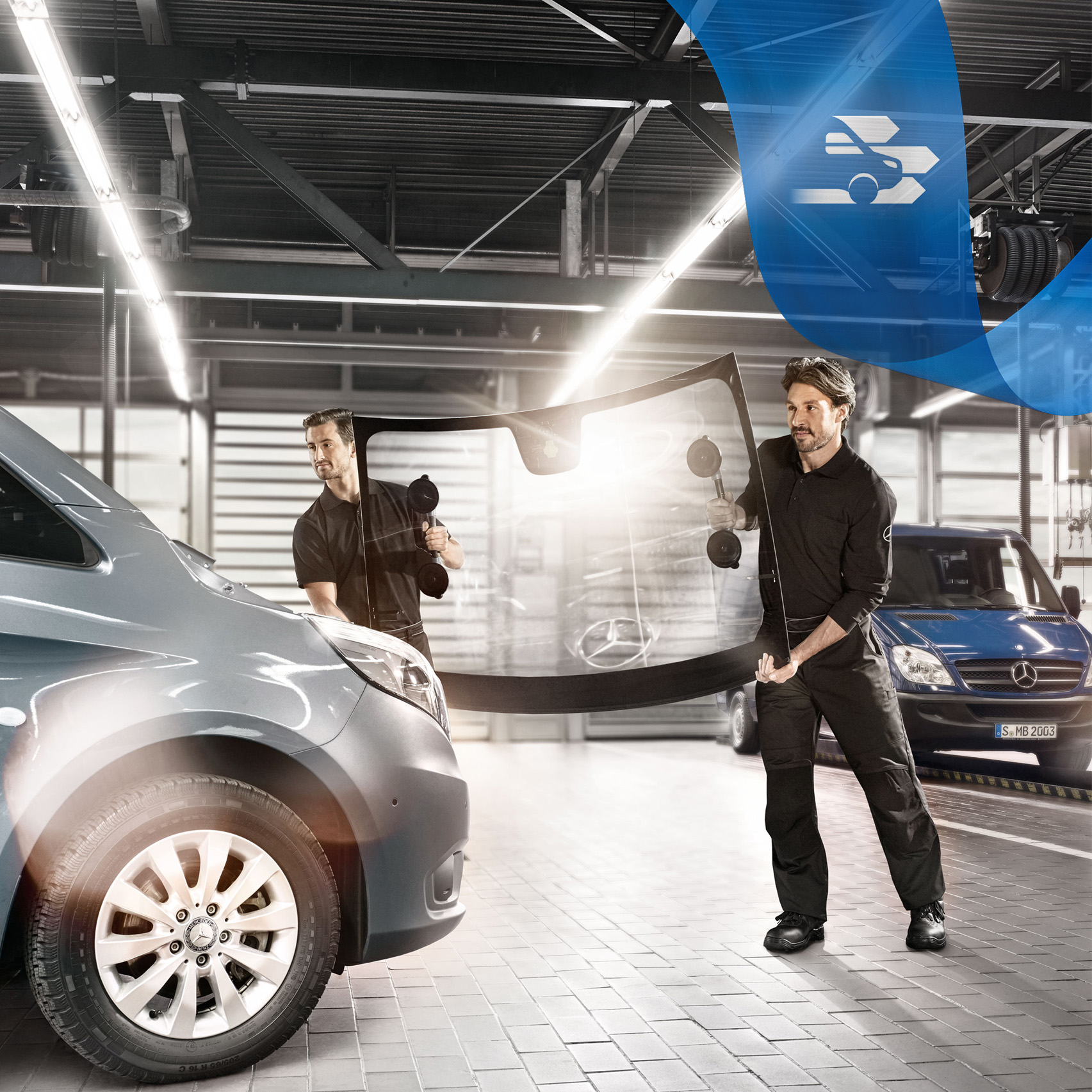 Mercedes-Benz | Oprava Montáž nového čelného skla na sivostriebornom úžitkovom vozidle Mercedes-Benz Vito.