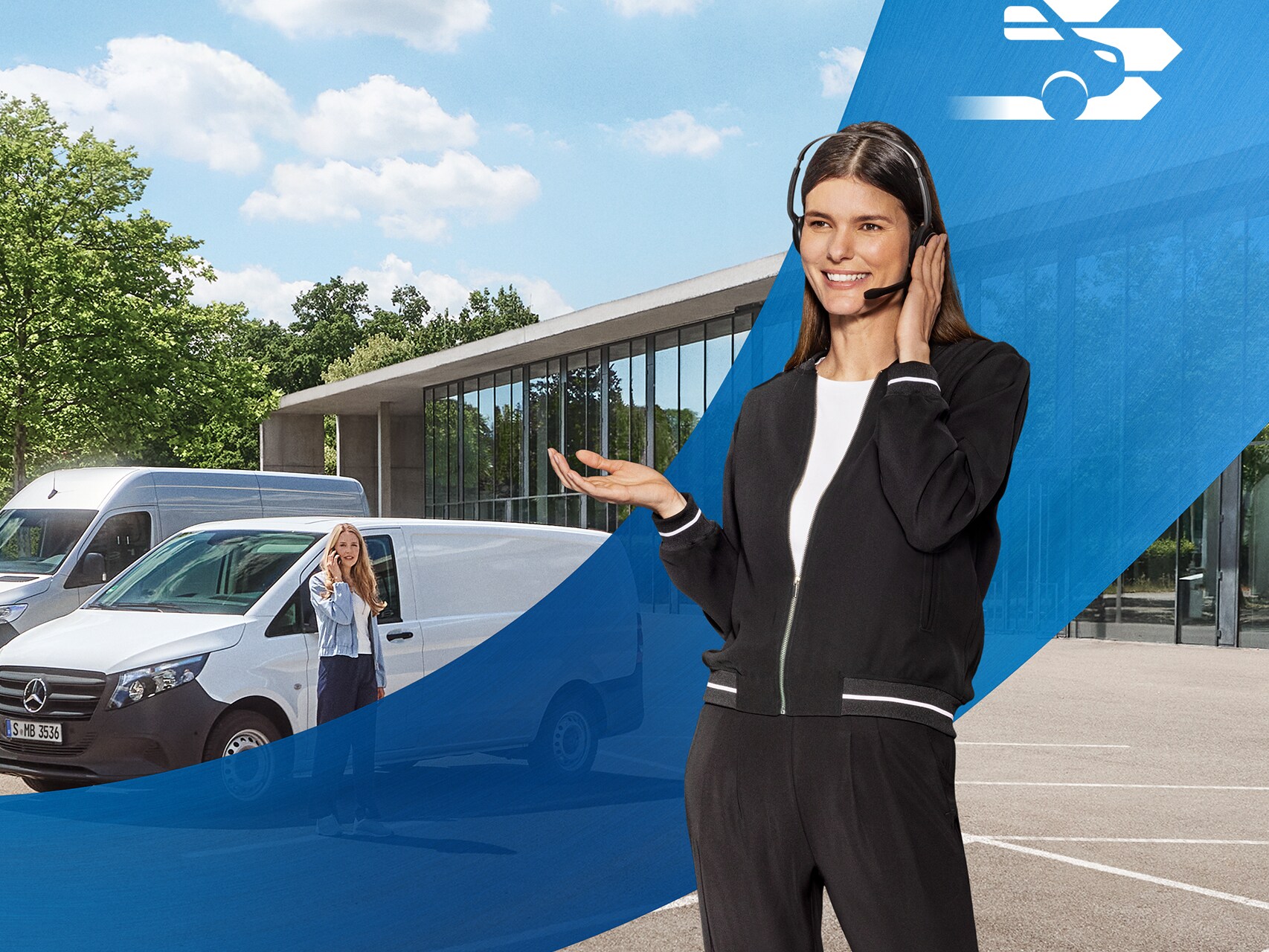 Operátor telefonického centra so slúchadlami poskytuje starostlivosť o úžitkové vozidlo na parkovacom mieste pred úžitkovým vozidlom Mercedes-Benz.