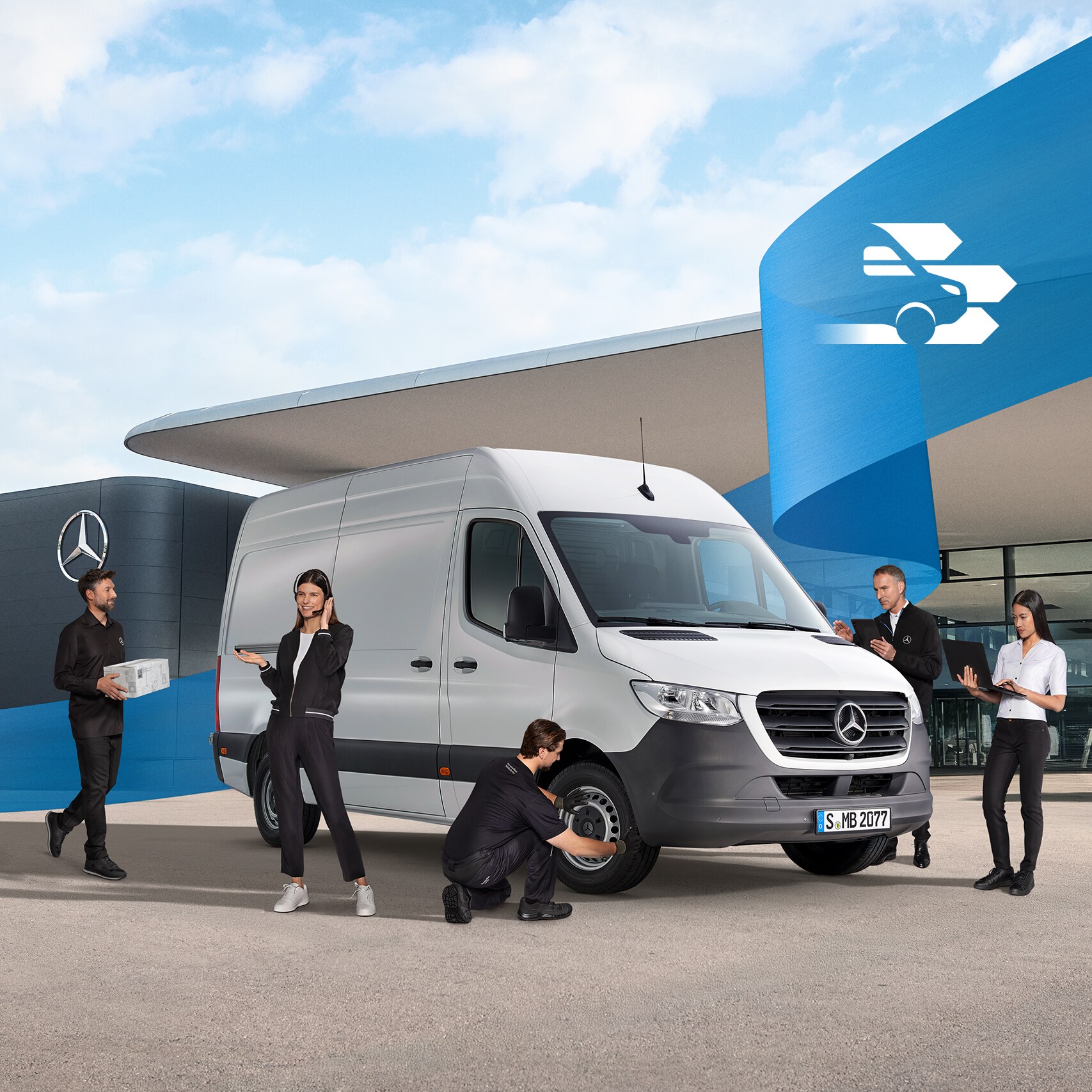 Päť zamestnancov spoločnosti Mercedes-Benz okolo bieleho úžitkového vozidla na parkovisku servisného partnera Mercedes-Benz.