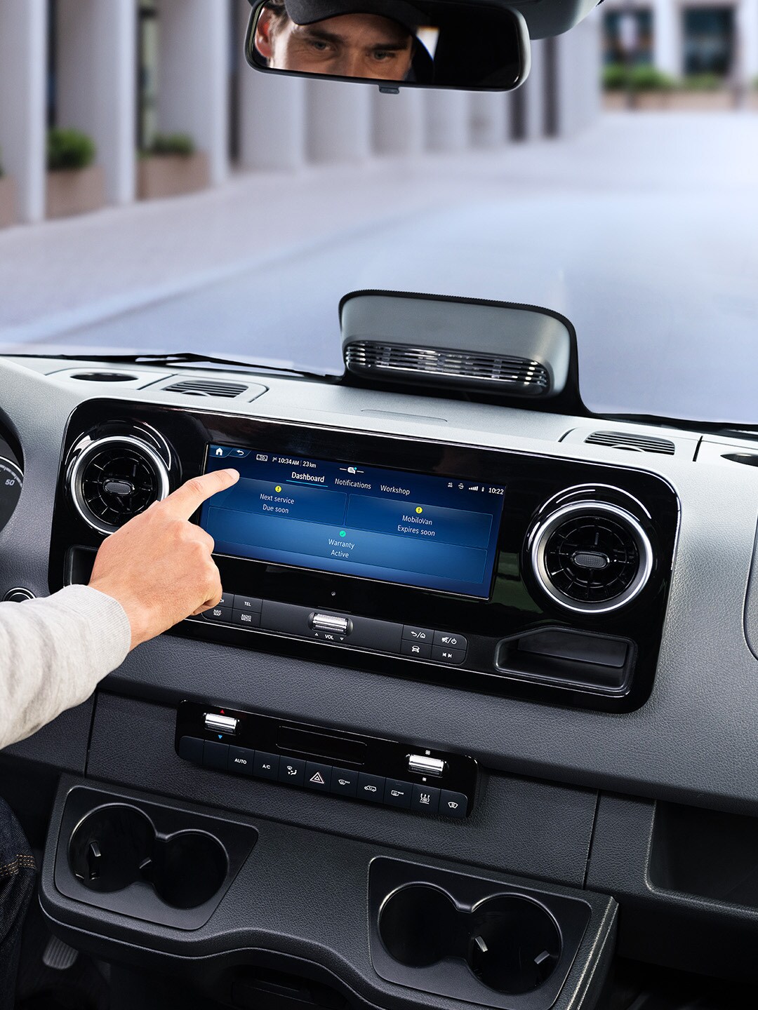 Vodič používa servisnú aplikáciu na displeji vozidla na kontrolu údajov o&nbsp;vozidle a&nbsp;možností servisu.