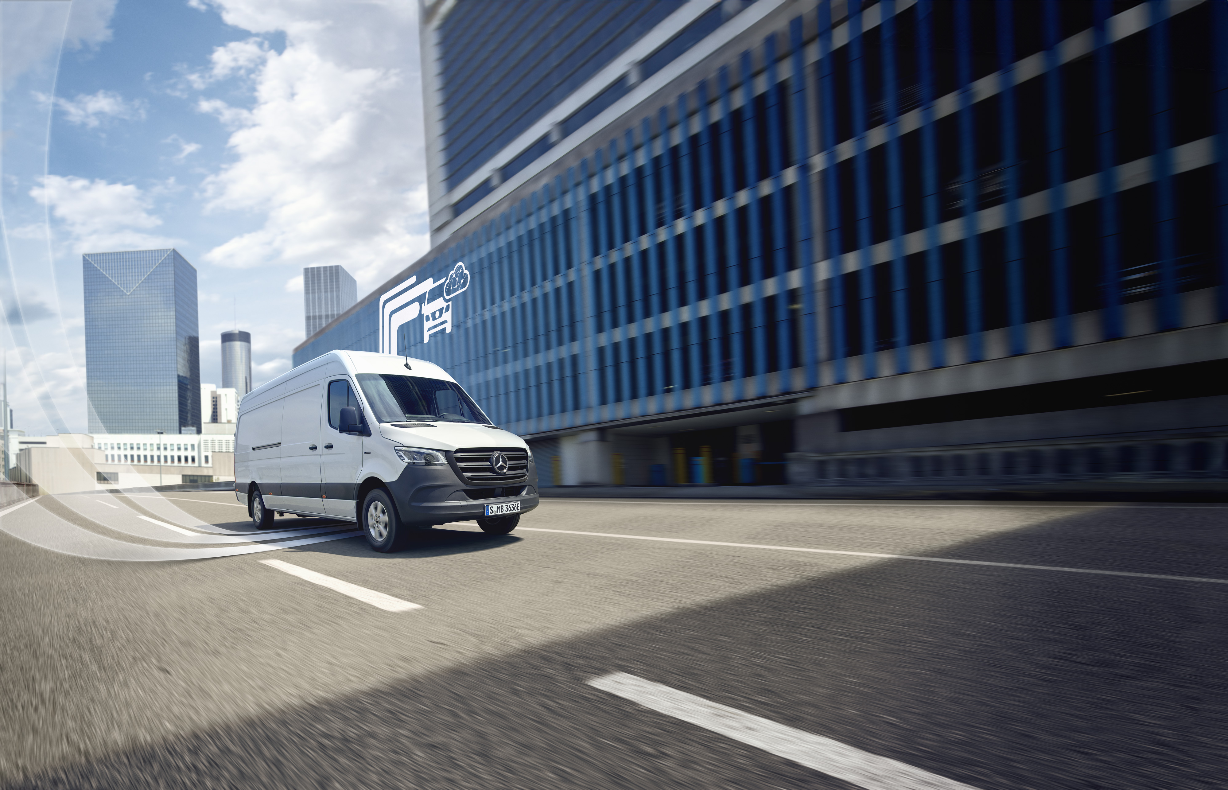 Mercedes-Benz | Technológia úžitkových vozidiel | Van Uptime Monitor Úžitkové vozidlo Mercedes-Benz počas jazdy mestom, zosieťované pre optimálnu prevádzkyschopnosť a monitorovanie vozidiel Mercedes-Benz.