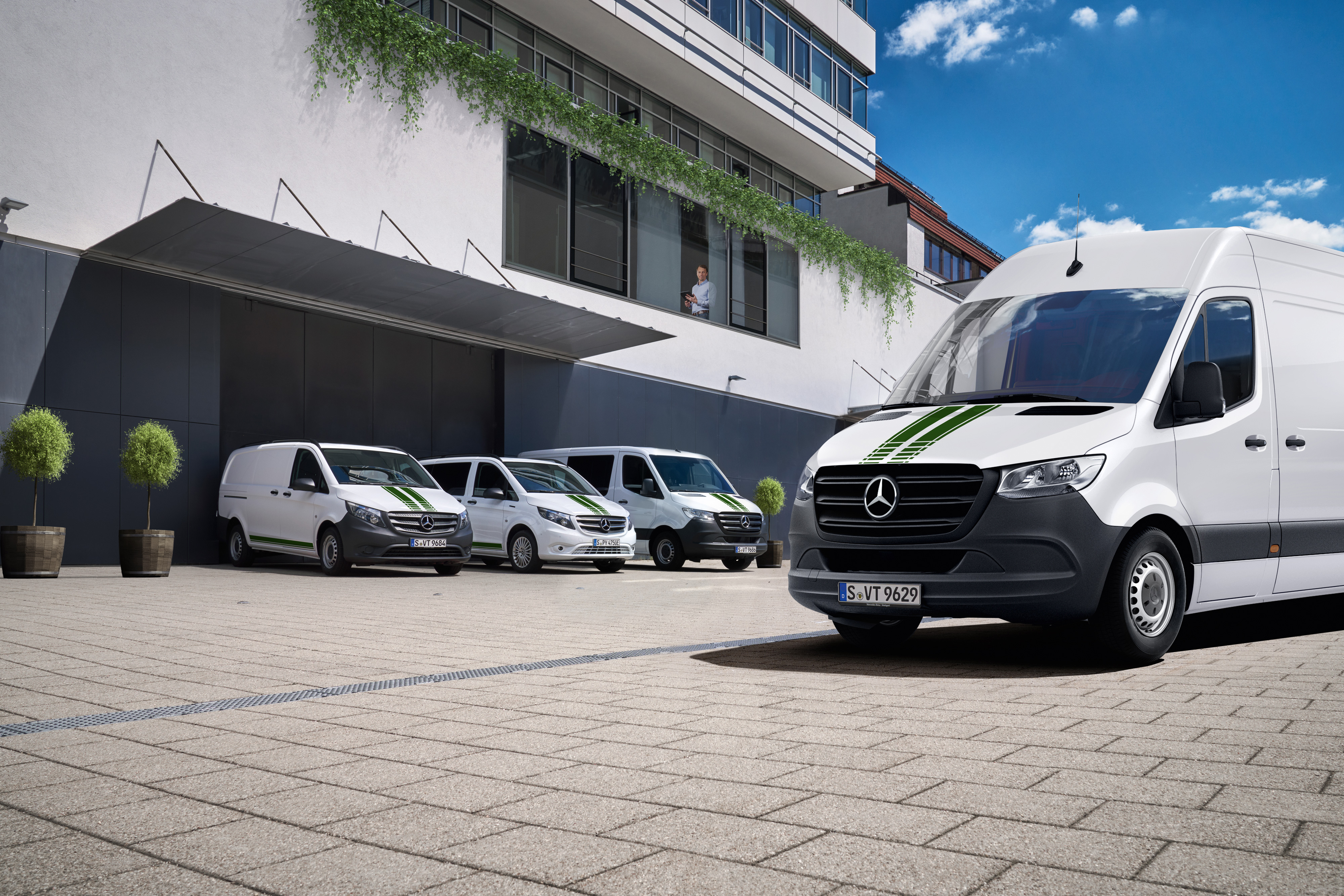 Mercedes-Benz | Technológia úžitkových vozidiel | Van Uptime Monitor Autopark úžitkových vozidiel Mercedes-Benz pred budovou ako symbol digitálneho monitorovania vozového parku.