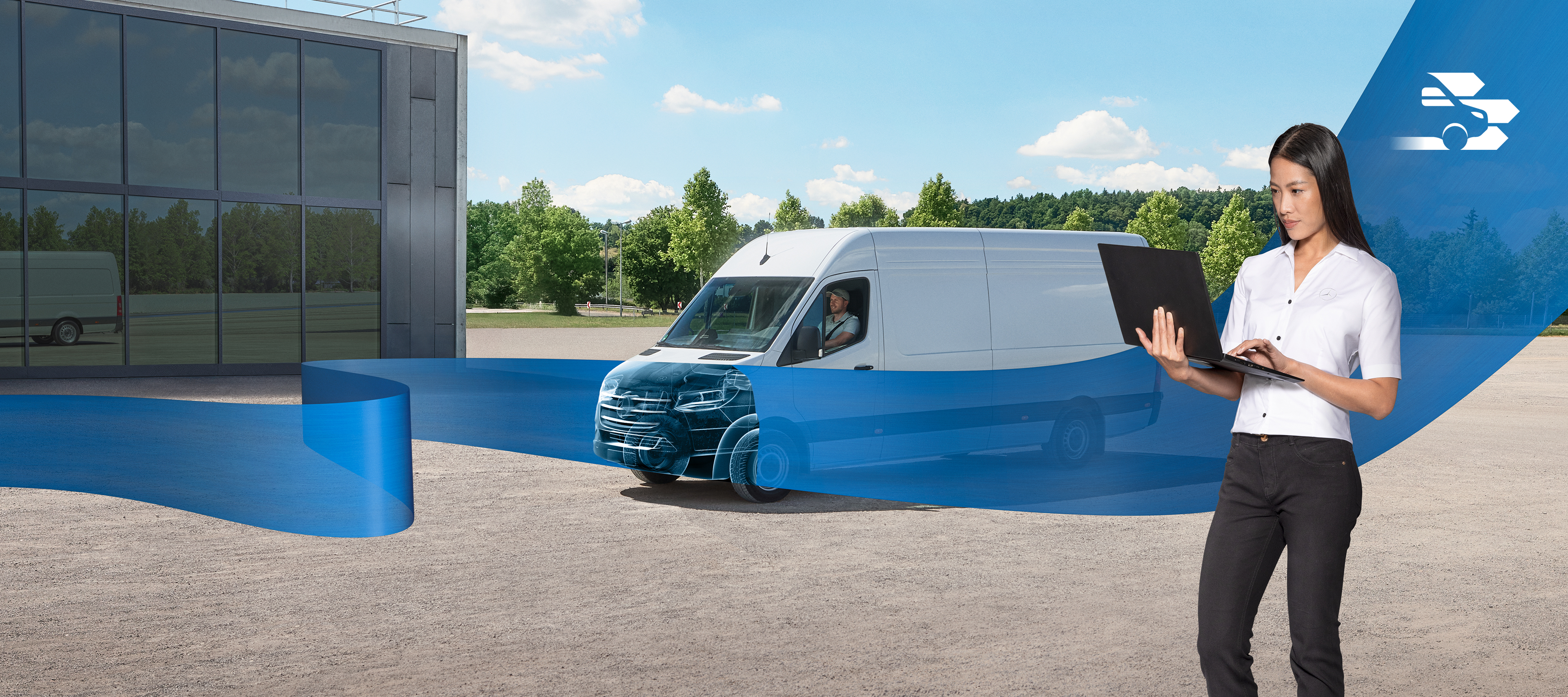 Mercedes-Benz | Technológia úžitkového vozidla Žena s laptopom v ruke pred bielym úžitkovým vozidlom, cez obrázok prechádza modrá stuha. Priehľadná kapota motora symbolizuje diagnostiku Mercedes-Benz.