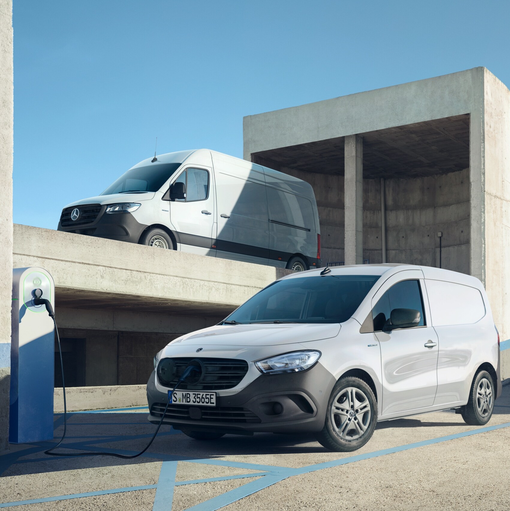 Elektrické transportéry eSprinter, eVito a&nbsp;eCitan od značky Mercedes-Benz stoja spoločne v&nbsp;mestskom prostredí.