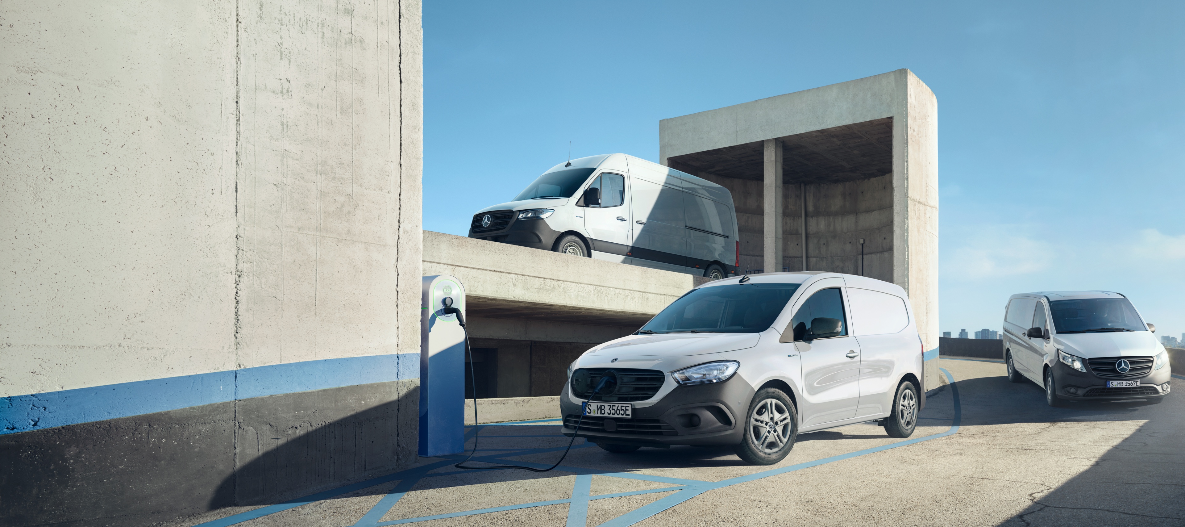 Elektrické transportéry | Transportéry Mercedes-Benz Elektrické transportéry eSprinter, eVito a eCitan od značky Mercedes-Benz stoja spoločne v mestskom prostredí.