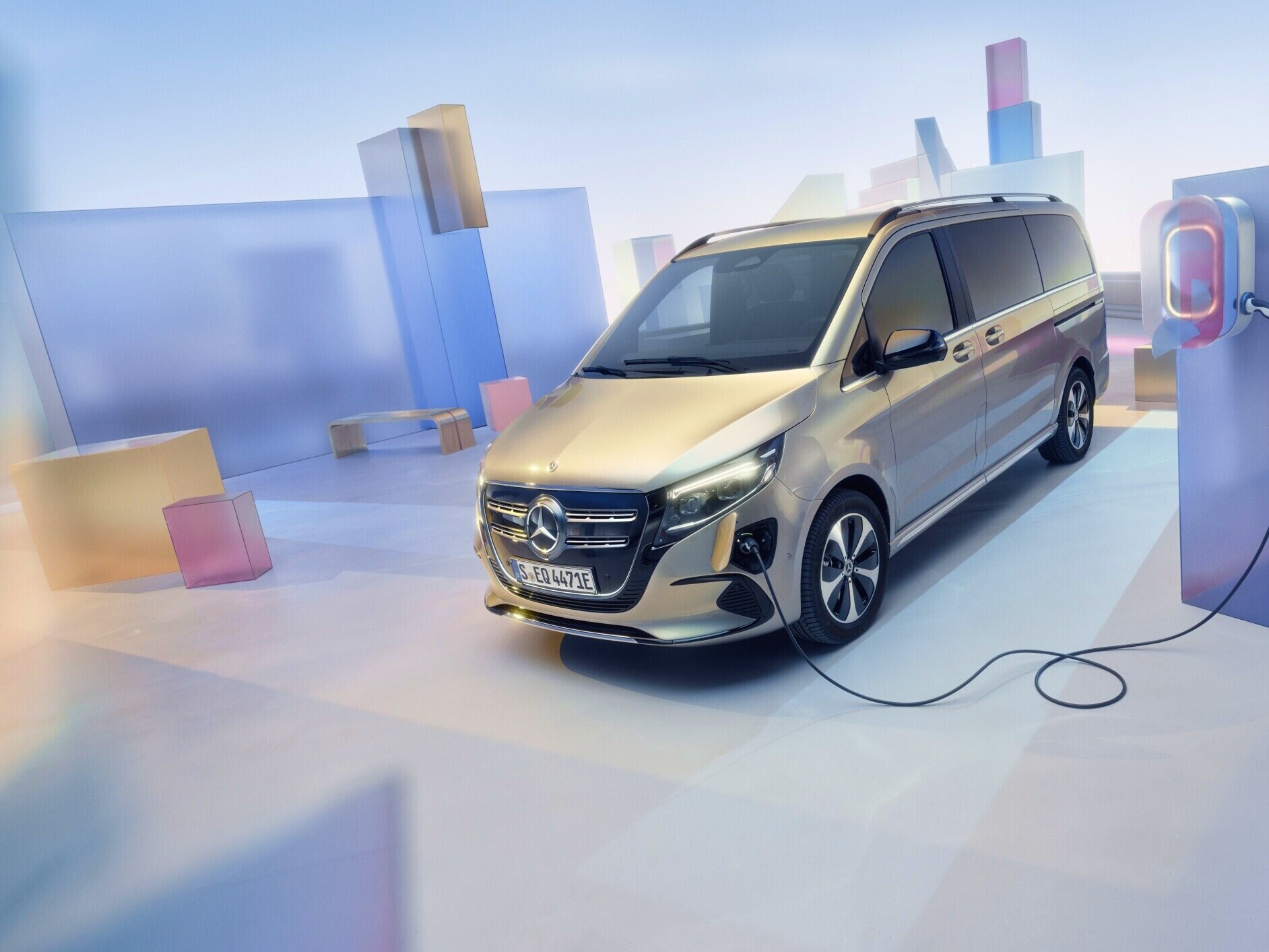 Mercedes-Benz EQV na nabíjacej stanici.