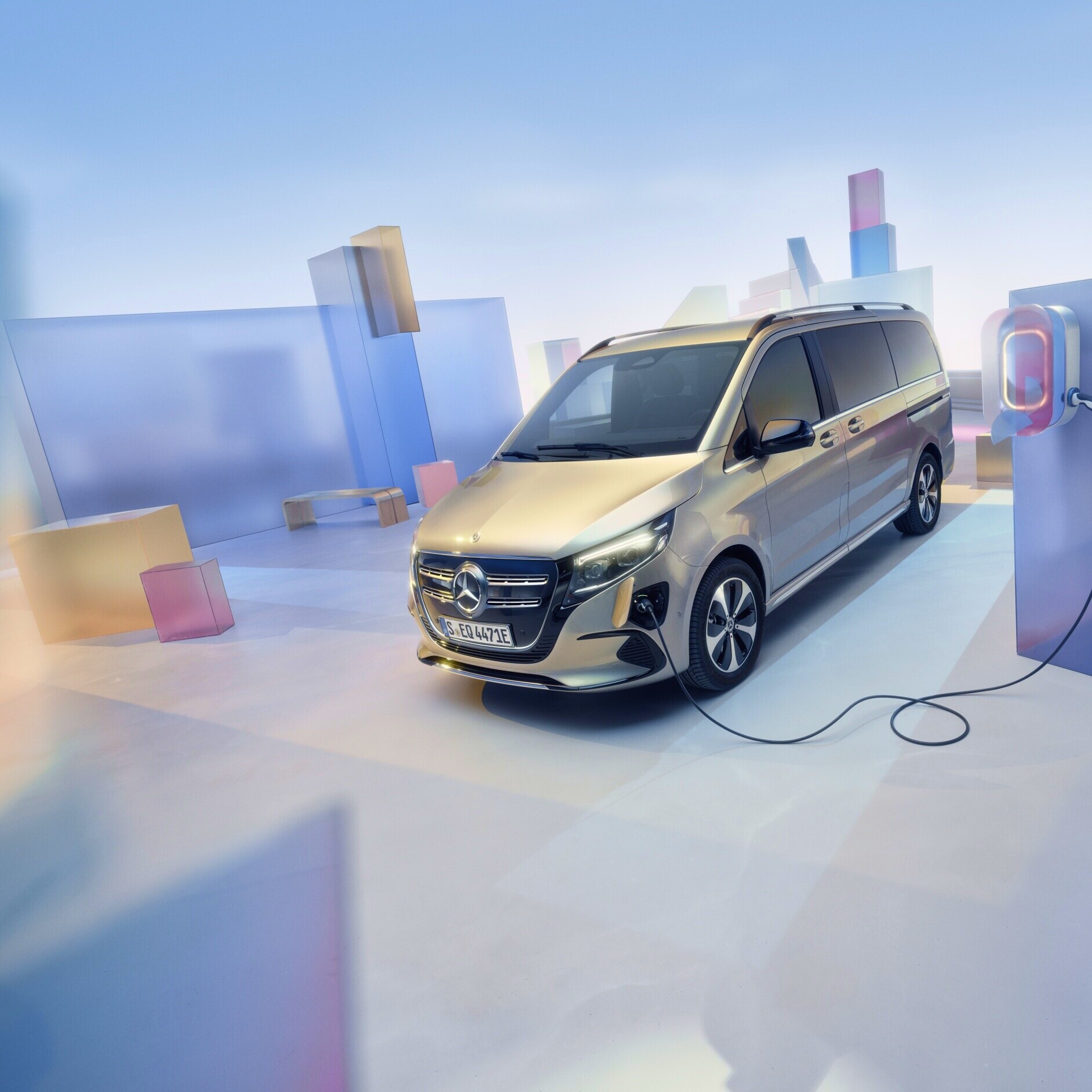 Prehľad modelov | EQV | Mercedes-Benz Mercedes-Benz EQV na nabíjacej stanici.